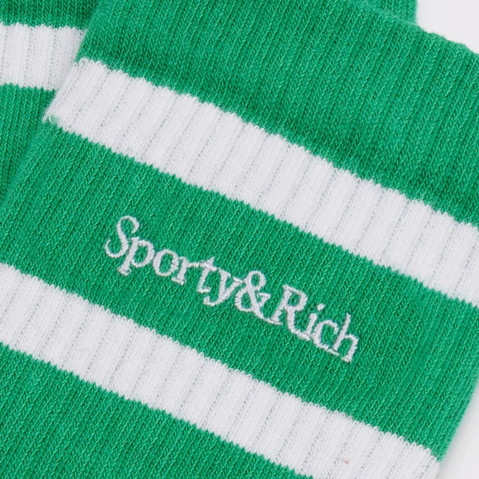 SPORTY & RICH SERIF LOGO SOCKS { VERDE/WHITE