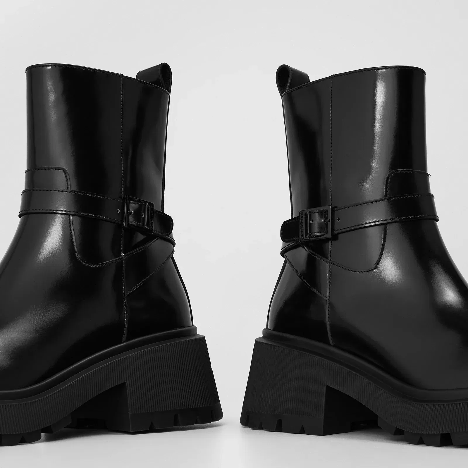 Conny Flat Ankle Boots