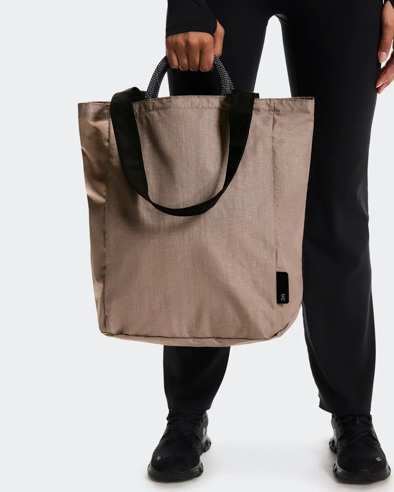 On Tote Pack 25L Cinder | Black