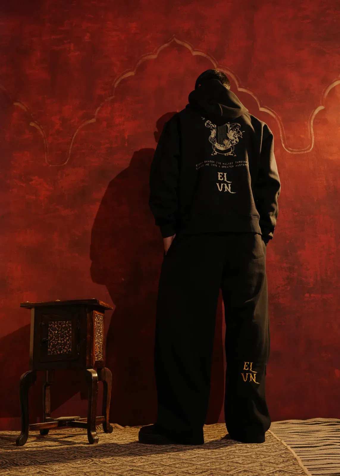 ‘CARVED ELEGANCE’ CROPPED HOODIE | BLACK