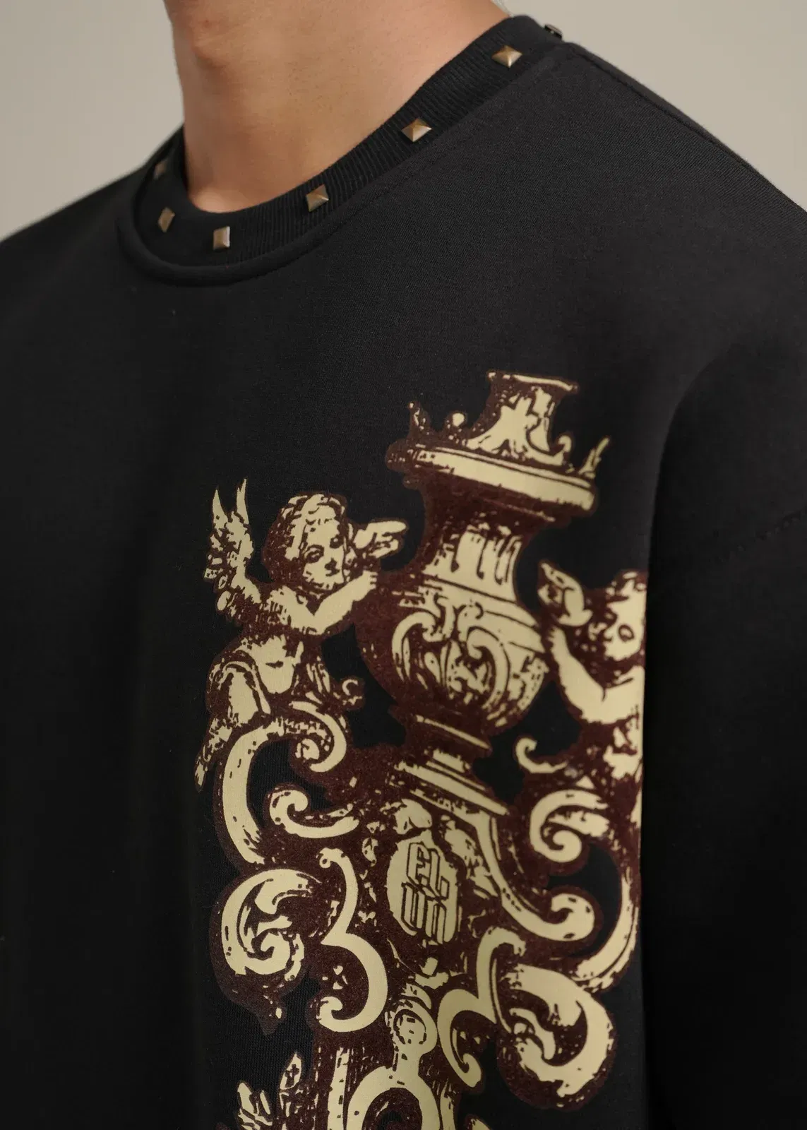 ‘CARVED ELEGANCE’ CROPPED SWEATSHIRT | BLACK