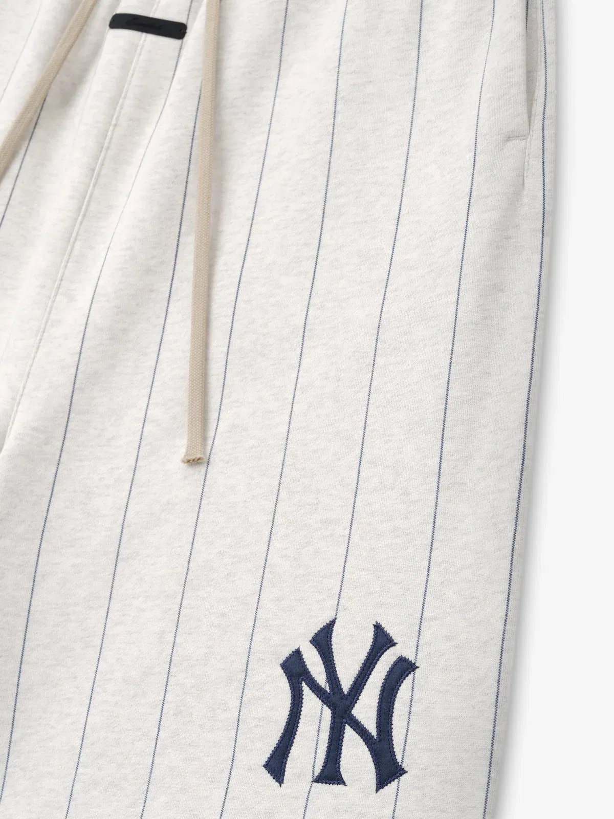 Essentials Yankees 90'S Sweatshort Oatmeal Heather W Dark Sapphire Pinstripes