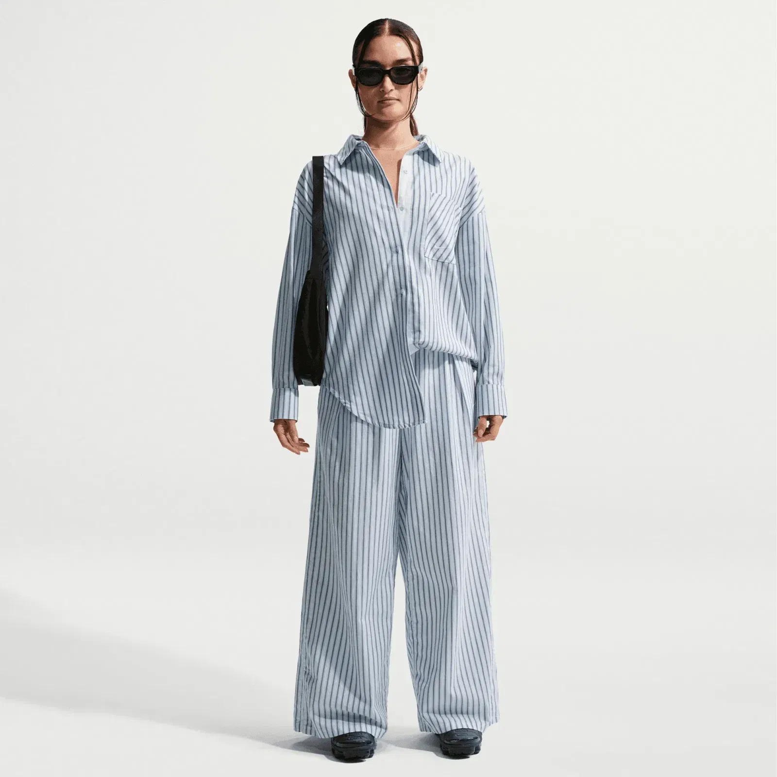 NIKE SPORTSWEAR CHILL POPLIN OVERSIZED WOVEN LONG-SLEEVE STRIPED { MYSTIC NAVY/HYDROGEN BLUE/SUMMIT WHITE