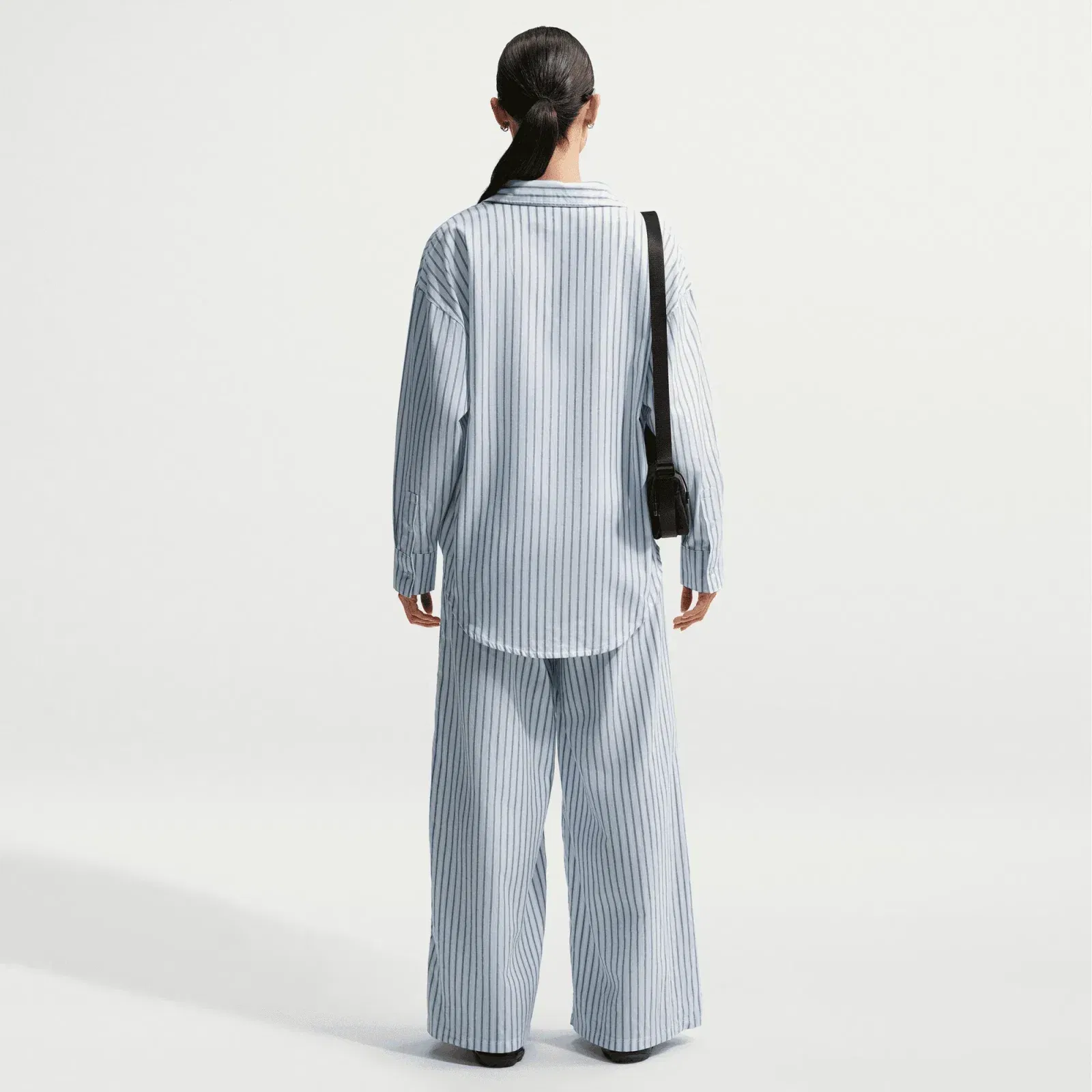 NIKE SPORTSWEAR CHILL POPLIN OVERSIZED WOVEN LONG-SLEEVE STRIPED { MYSTIC NAVY/HYDROGEN BLUE/SUMMIT WHITE