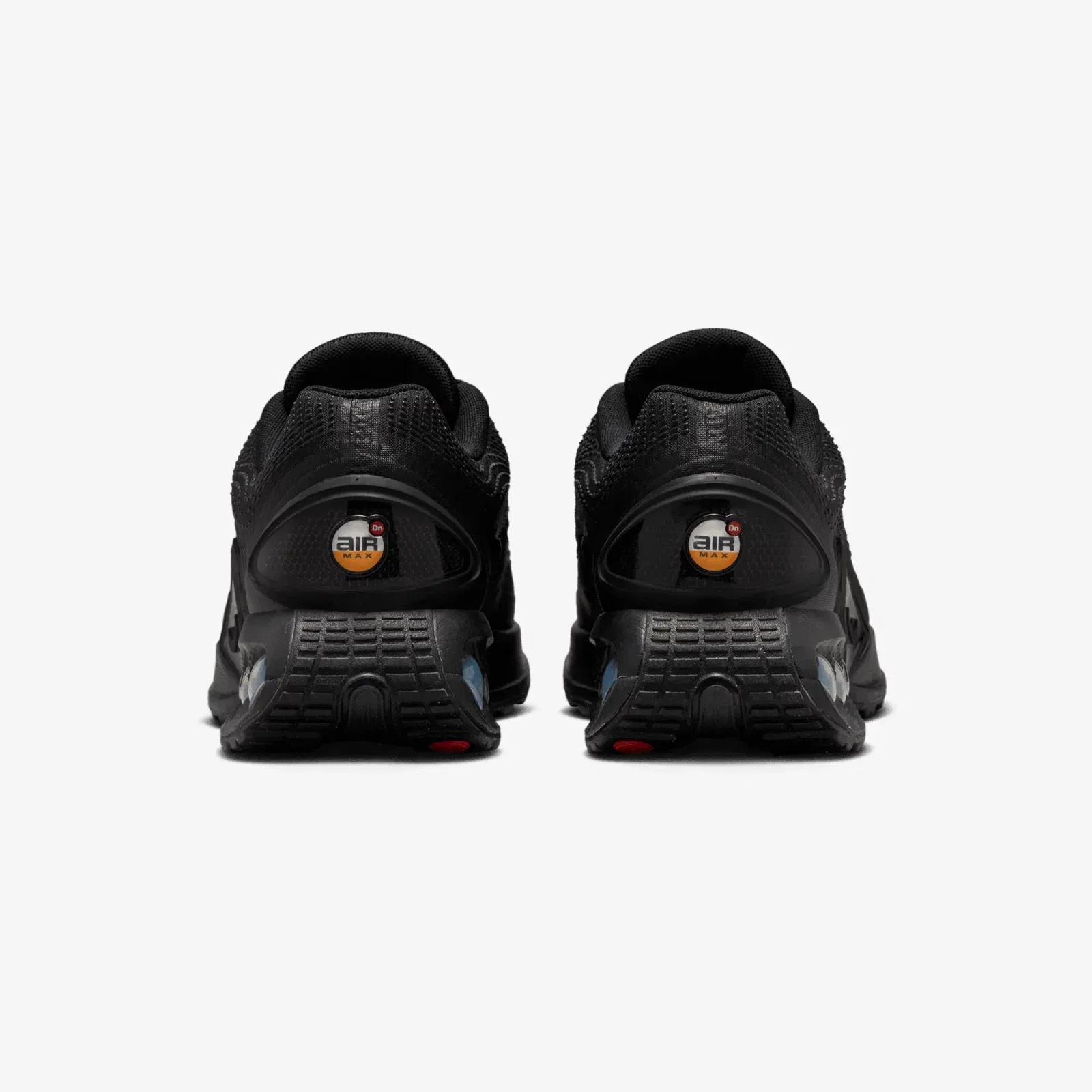 Nike AIR MAX DN { BLACK/BLACK-BLACK-MTLC DARK GREY