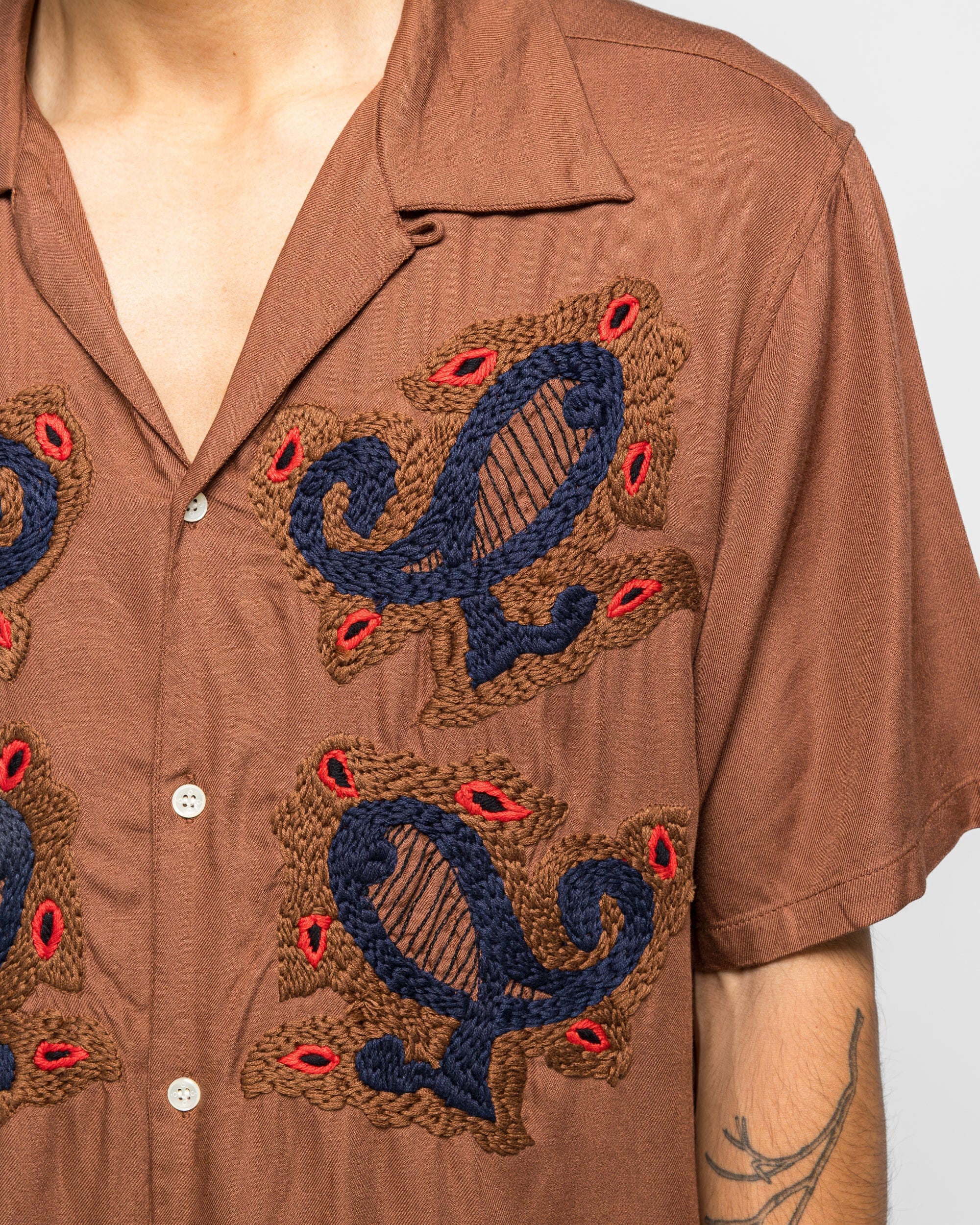 NOMARHYTHM TEXTILE Paisley Embroidery Open Collar SS Shirt - Walnut