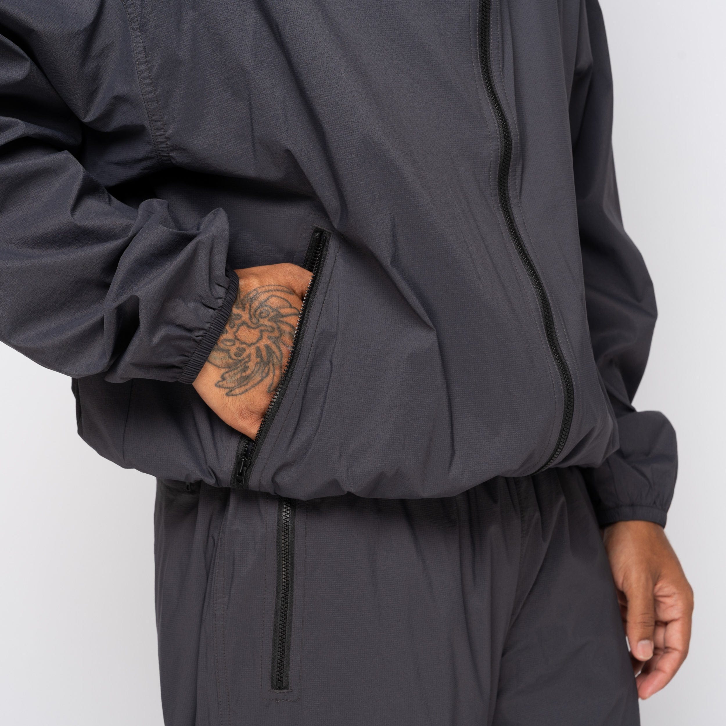 The North Face TNF Red Box Wind Jacket Obsidian NF0A8EFW