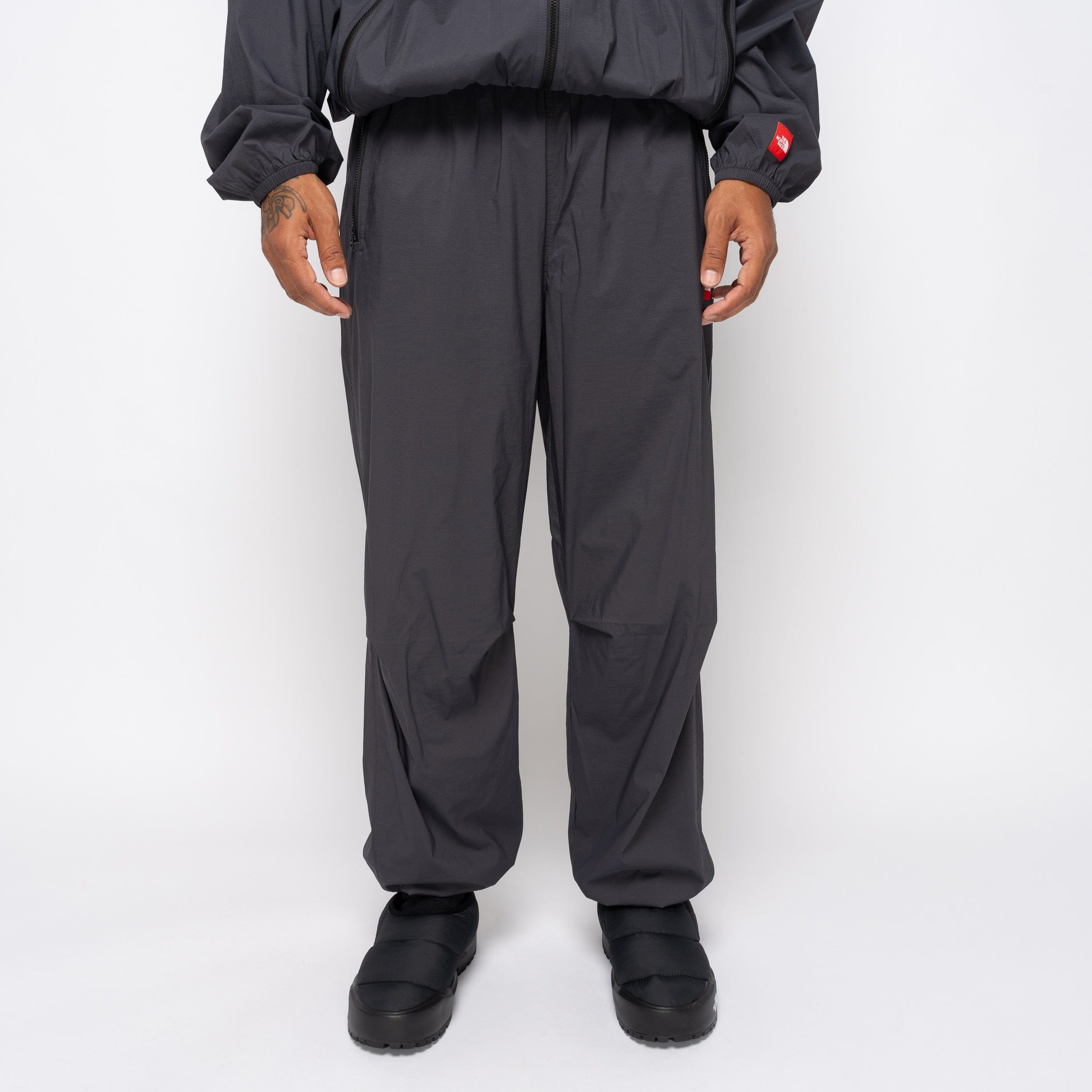 The North Face TNF Red Box Wind Pant Obsidian NF0A8EFV