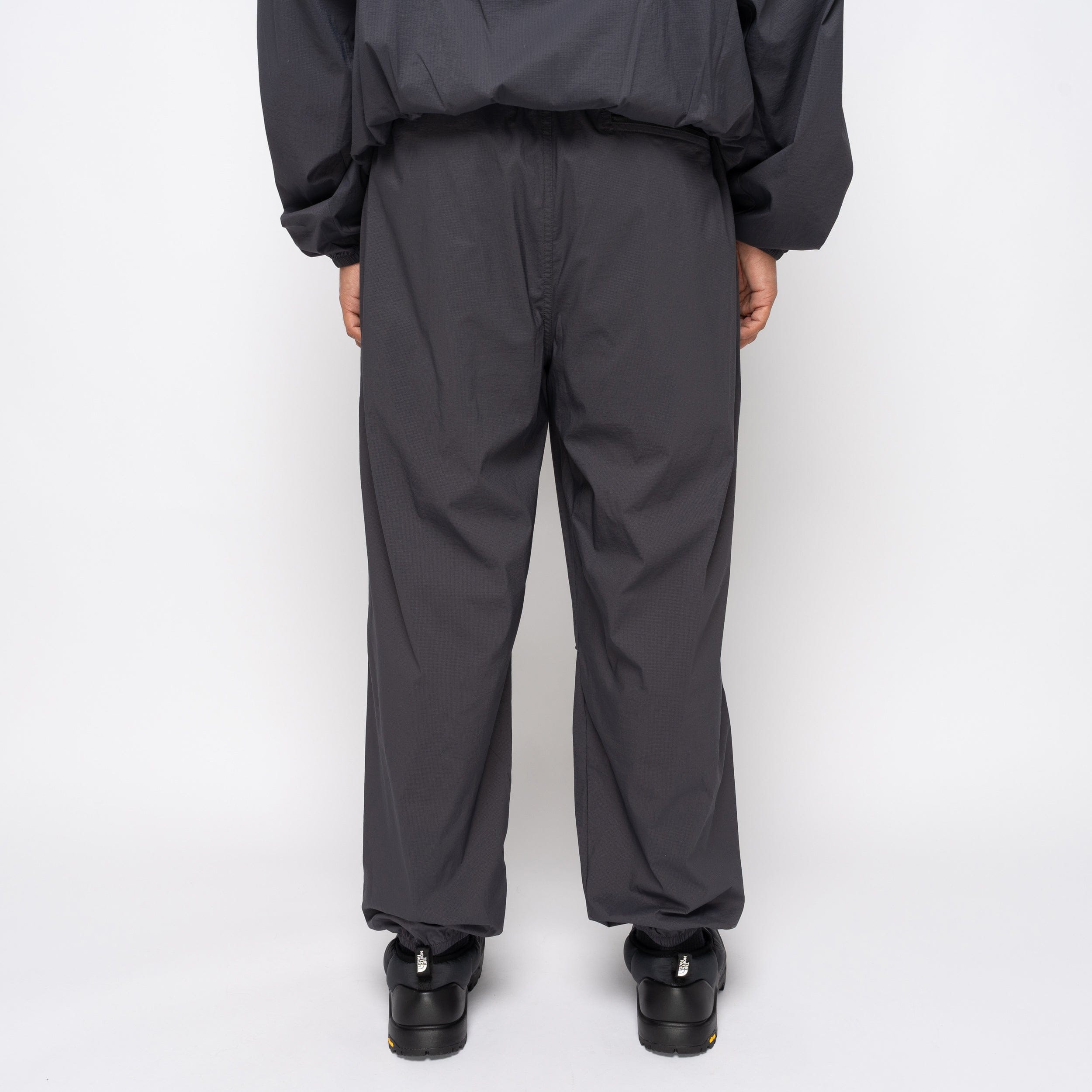 The North Face TNF Red Box Wind Pant Obsidian NF0A8EFV