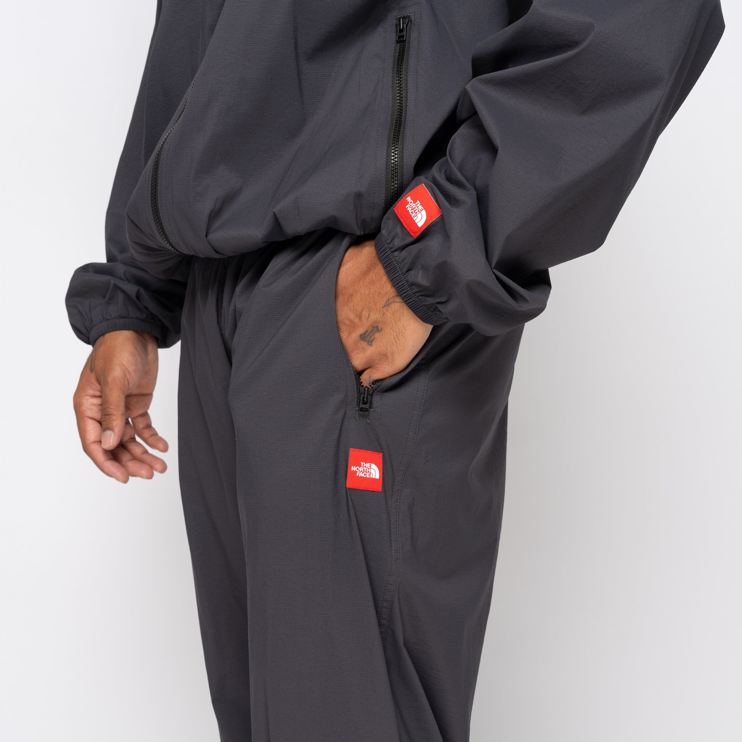 The North Face TNF Red Box Wind Pant Obsidian NF0A8EFV