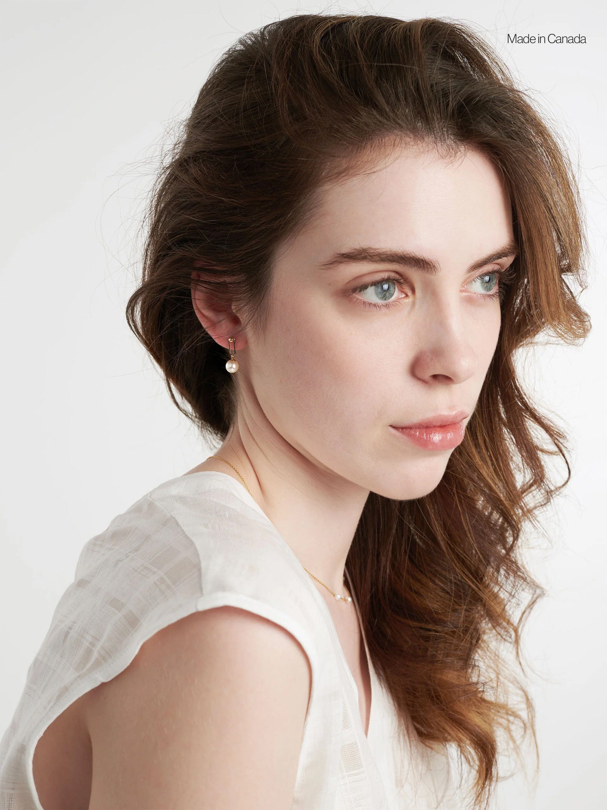 Poppy Finch Gold Dot Link Pearl Earrings