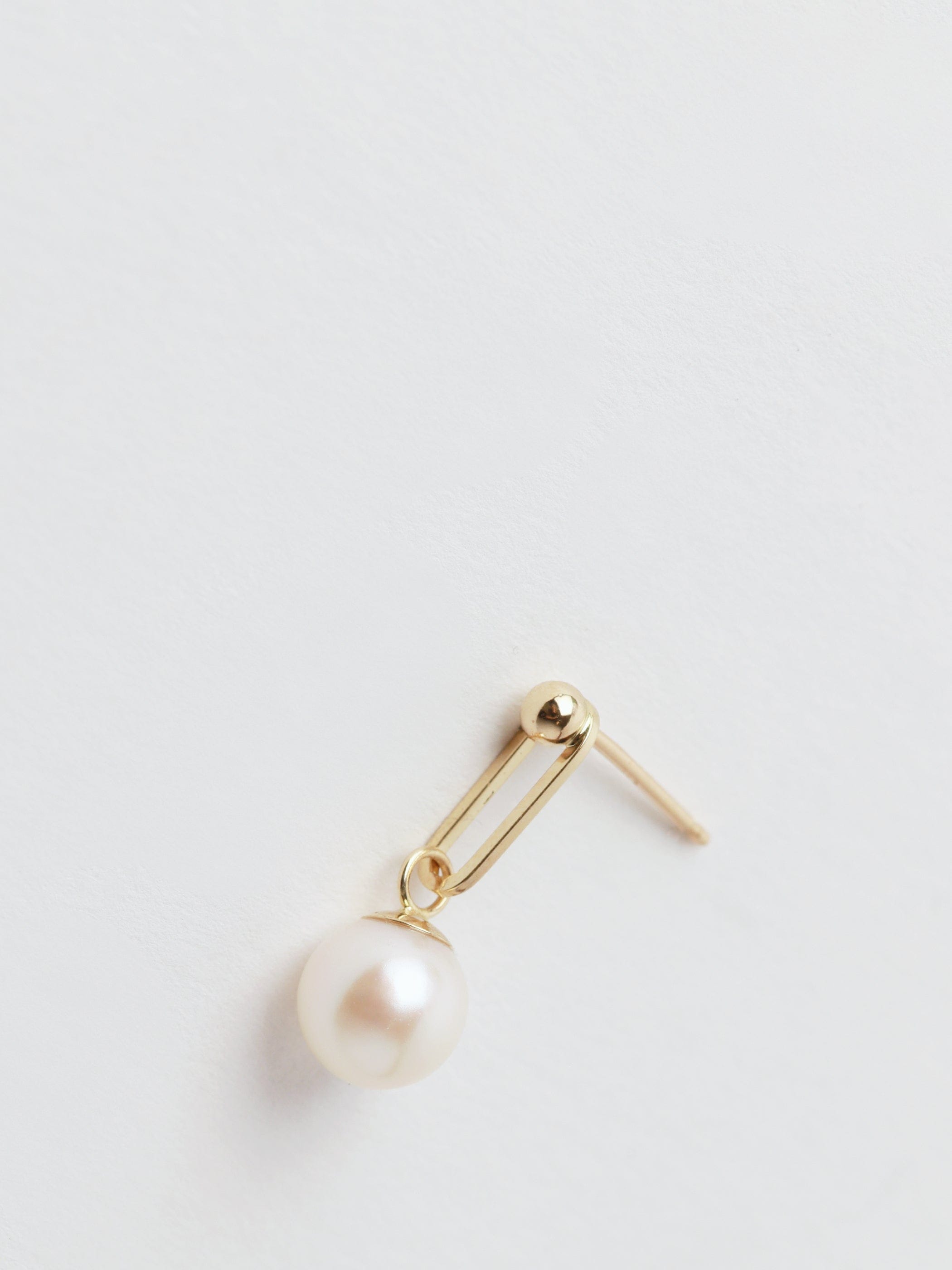 Poppy Finch Gold Dot Link Pearl Earrings