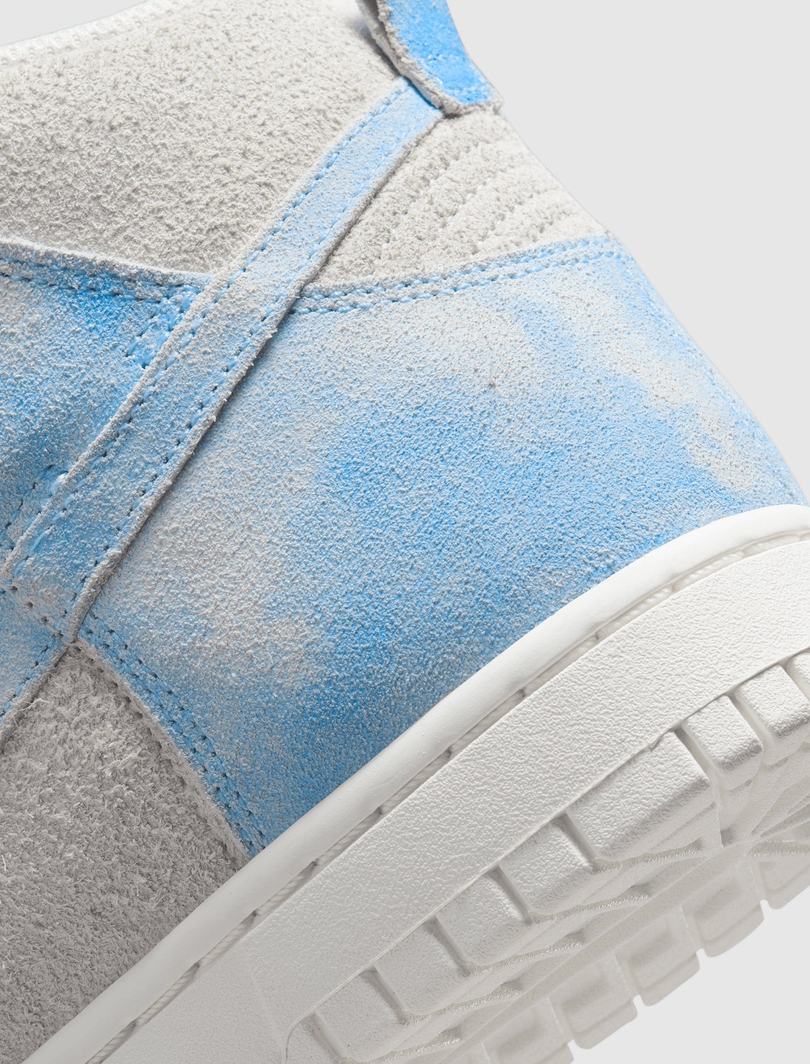 Air Jordan WOMEN'S NIKE DUNK HIGH SE "CLOUDS"