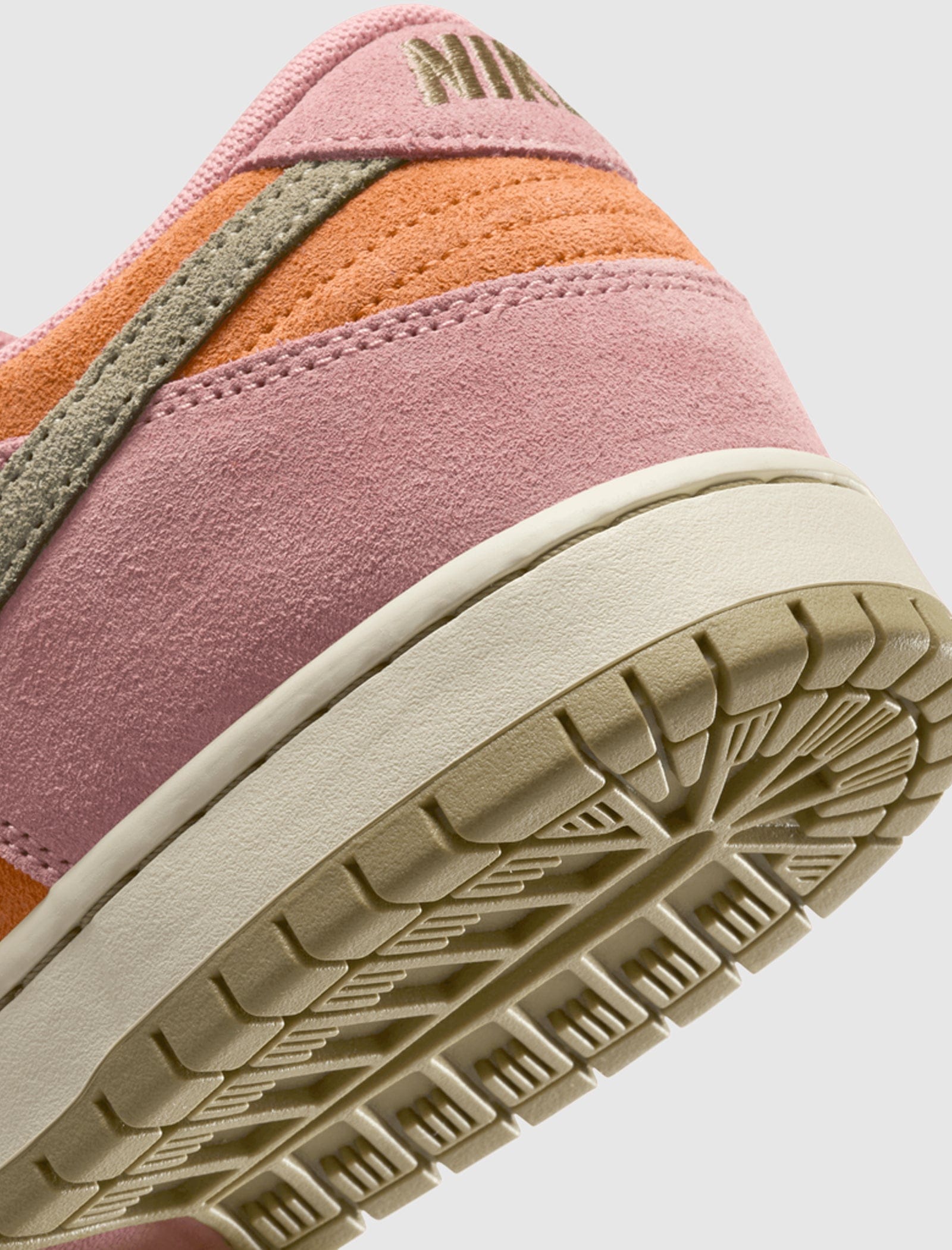 Nike DUNK LOW PRO SB "RED STARDUST"