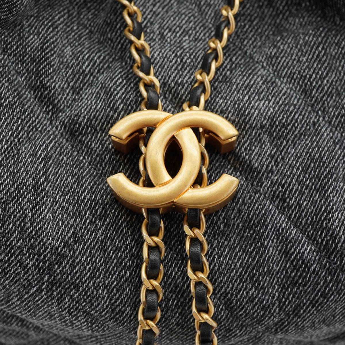 CHANEL CHANEL25 MEDIUM CHAIN SHOULDER BAG BLACK DENIM GOLD HARDWARE 90331857