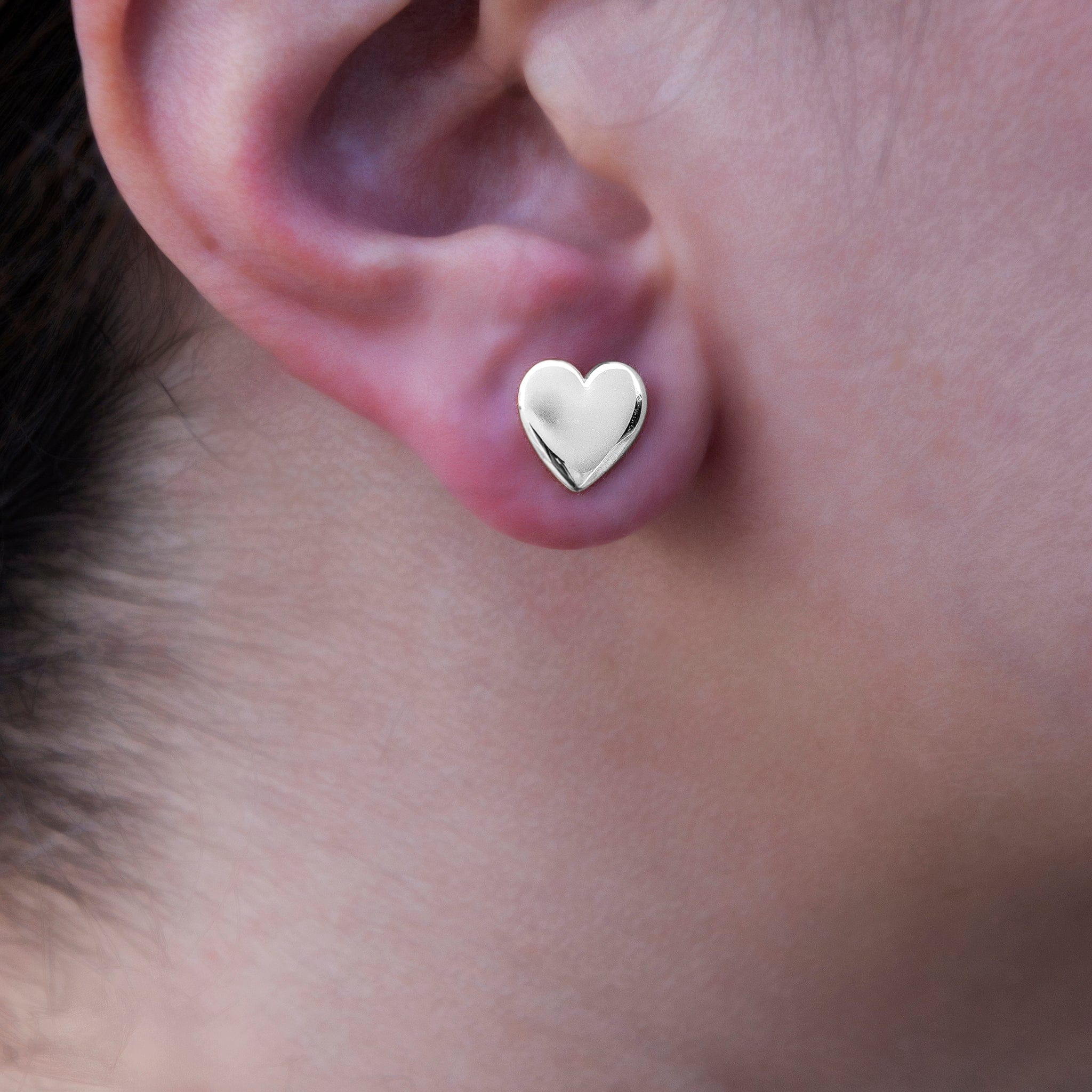 GLD PROMO - WOMEN Simple Heart Stud Earrings in White Gold
