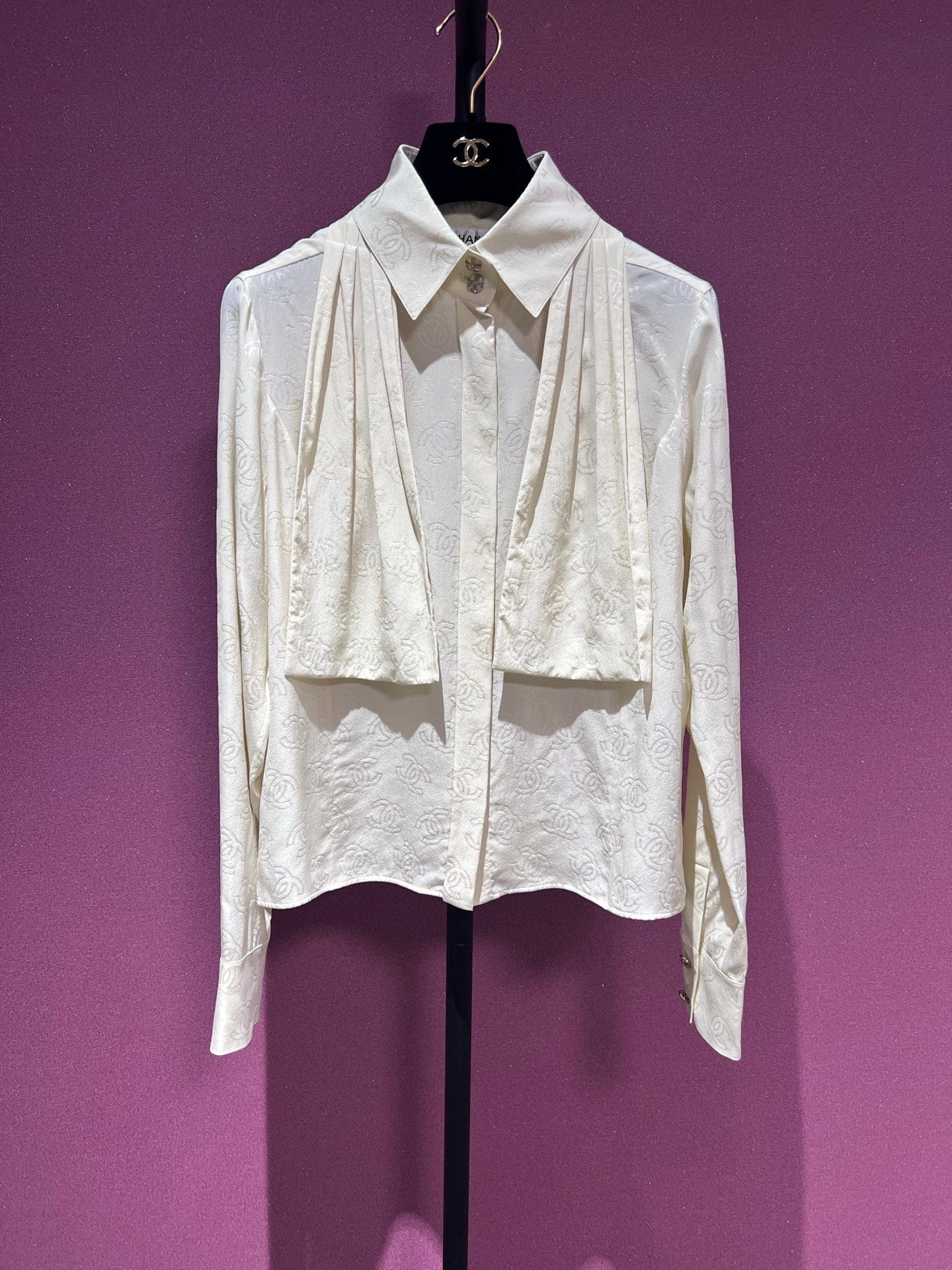 CHANEL 2023S BEIGE SILK CC SHIRT FT102272