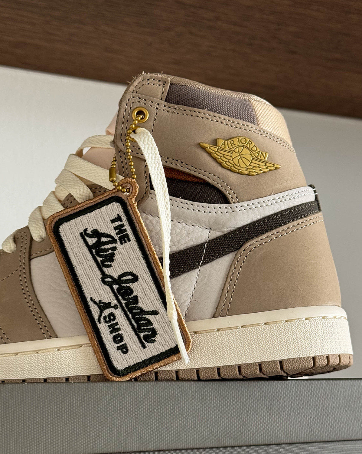 Air Jordan Nike Wmns Air Jordan 1 Retro High OG *Khaki*