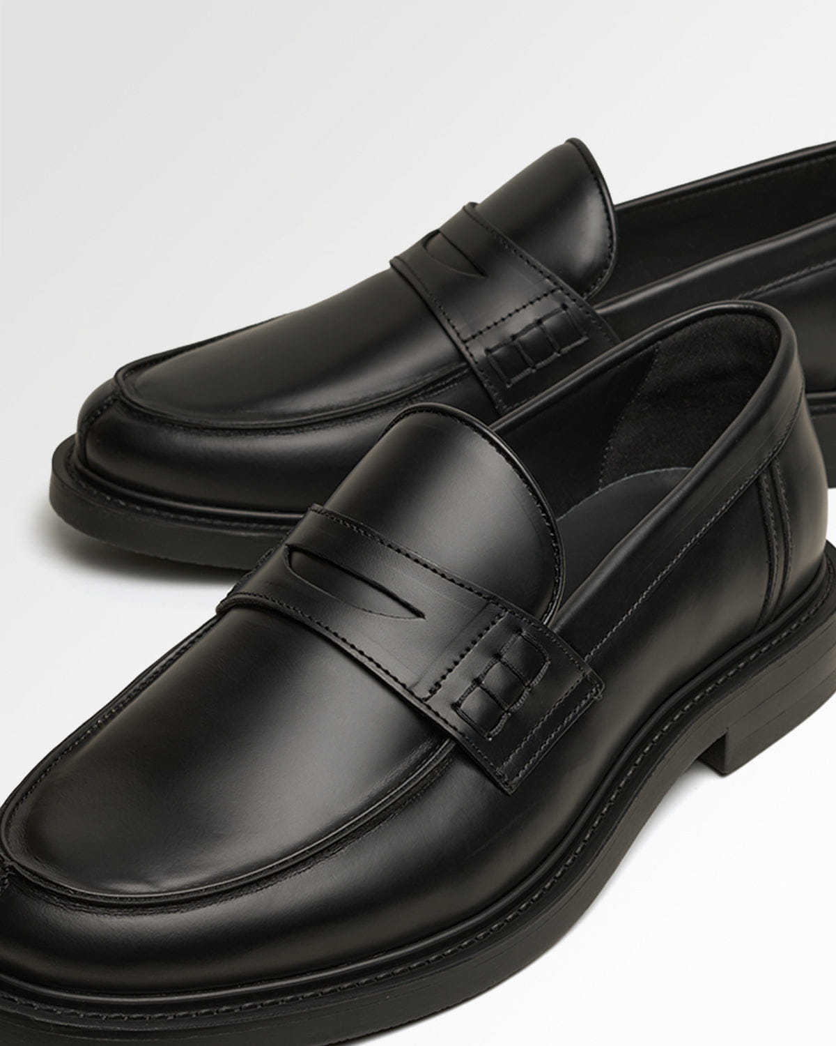 Entry Luxury Loafer Polido Minimum Matte Black