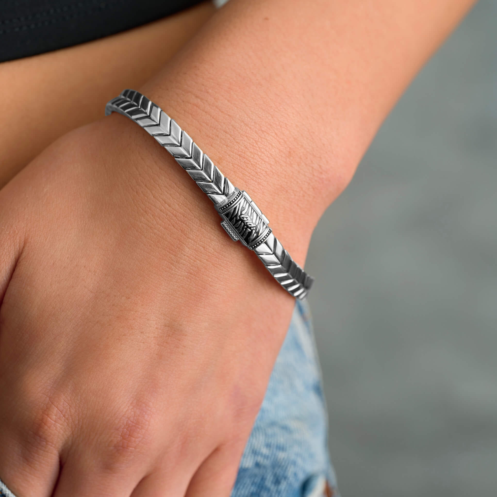 GLD Women Defined Herringbone Bracelet in White Gold - 7mm