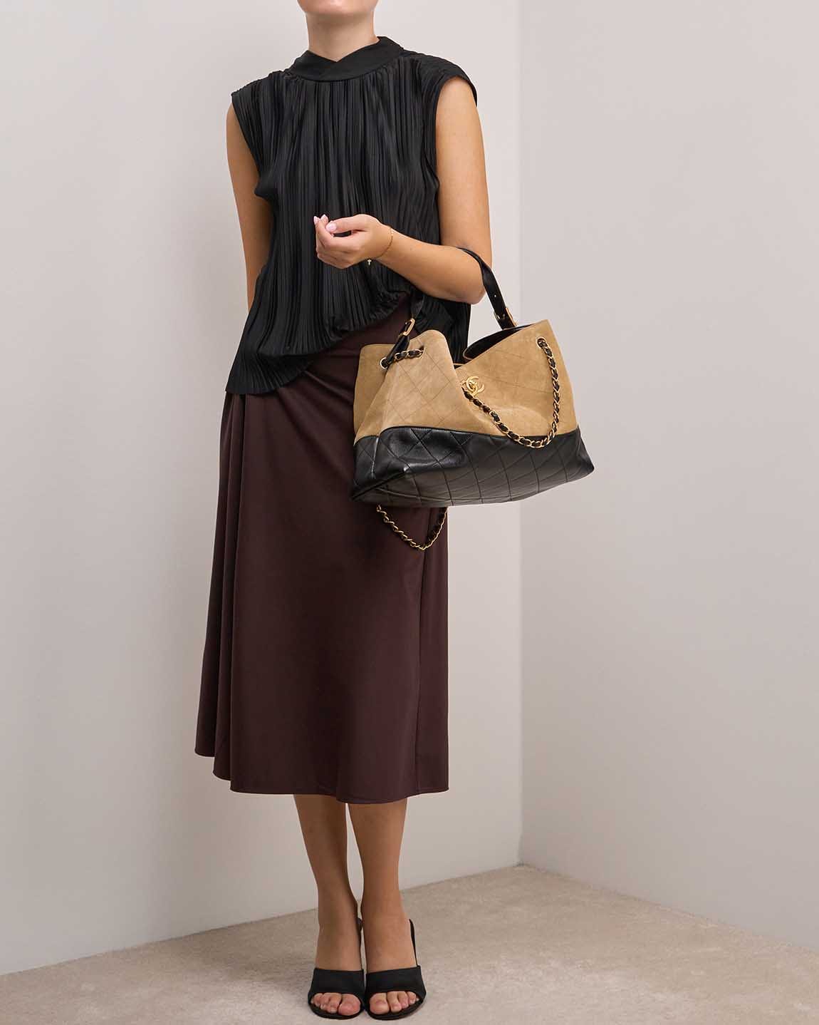Chanel 25A Two-Tone Tote Bag Medium Suede / Lamb Beige / Black