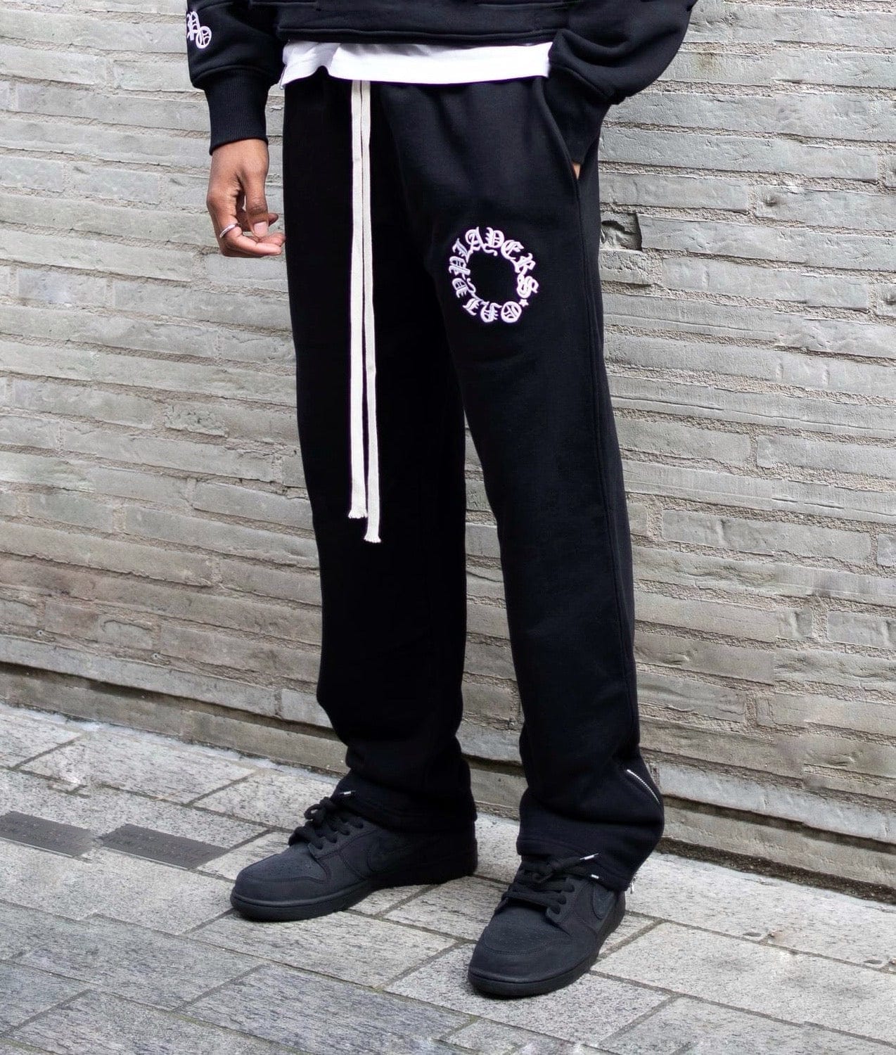 PLAYERS ONLY BLACK EMBROIDERED SWEATPANTS