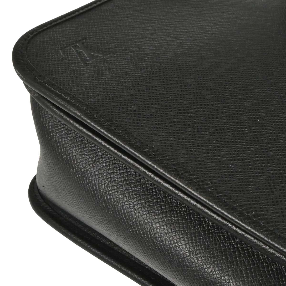 Louis Vuitton 2010 Black Taiga Andrei Shoulder Bag M32482