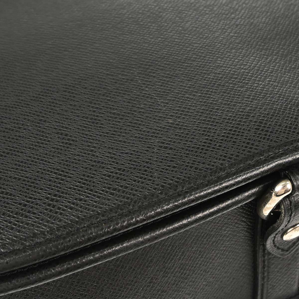 Louis Vuitton 2010 Black Taiga Andrei Shoulder Bag M32482