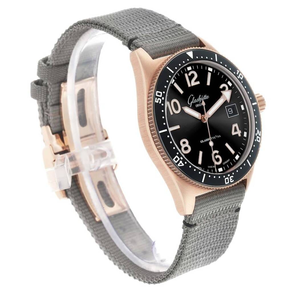 SeaQ (Reference 1-39-11-17-91-34). A 39.5mm rose gold automatic wristwatch with date. 2022