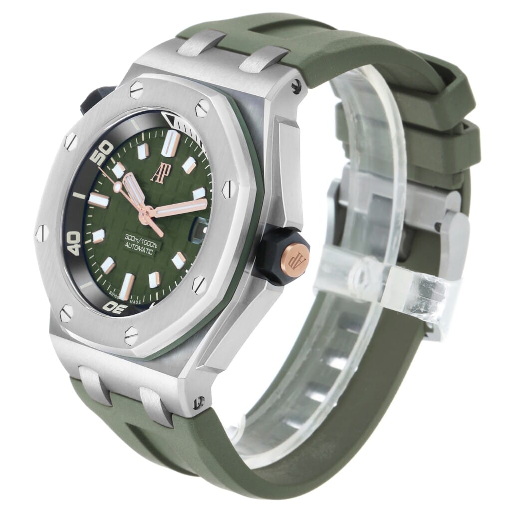 Royal Oak Offshore Diver (Reference 15720ST). A 42mm stainless steel automatic wristwatch with date.