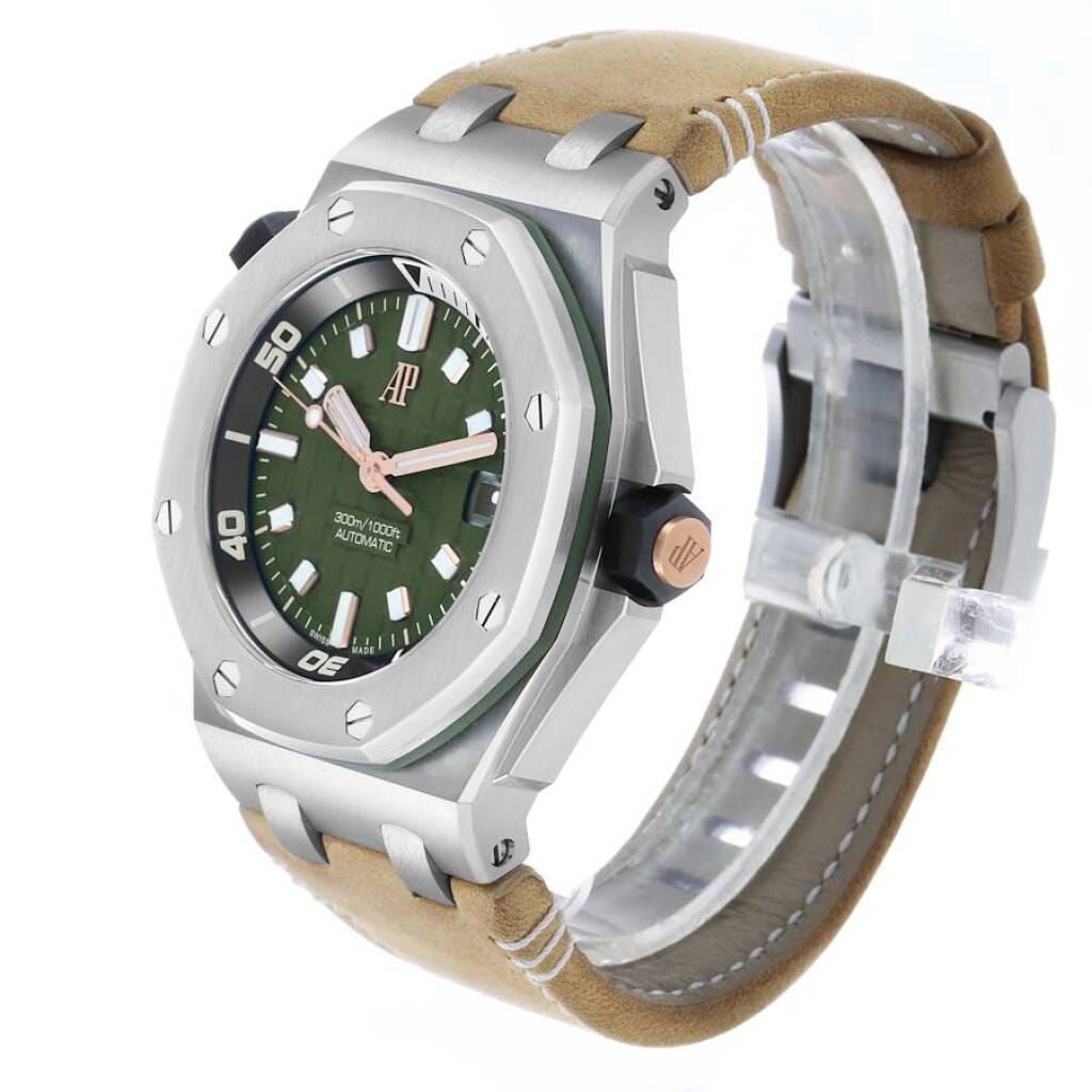 Royal Oak Offshore Diver (Reference 15720ST). A 42mm stainless steel automatic wristwatch with date.