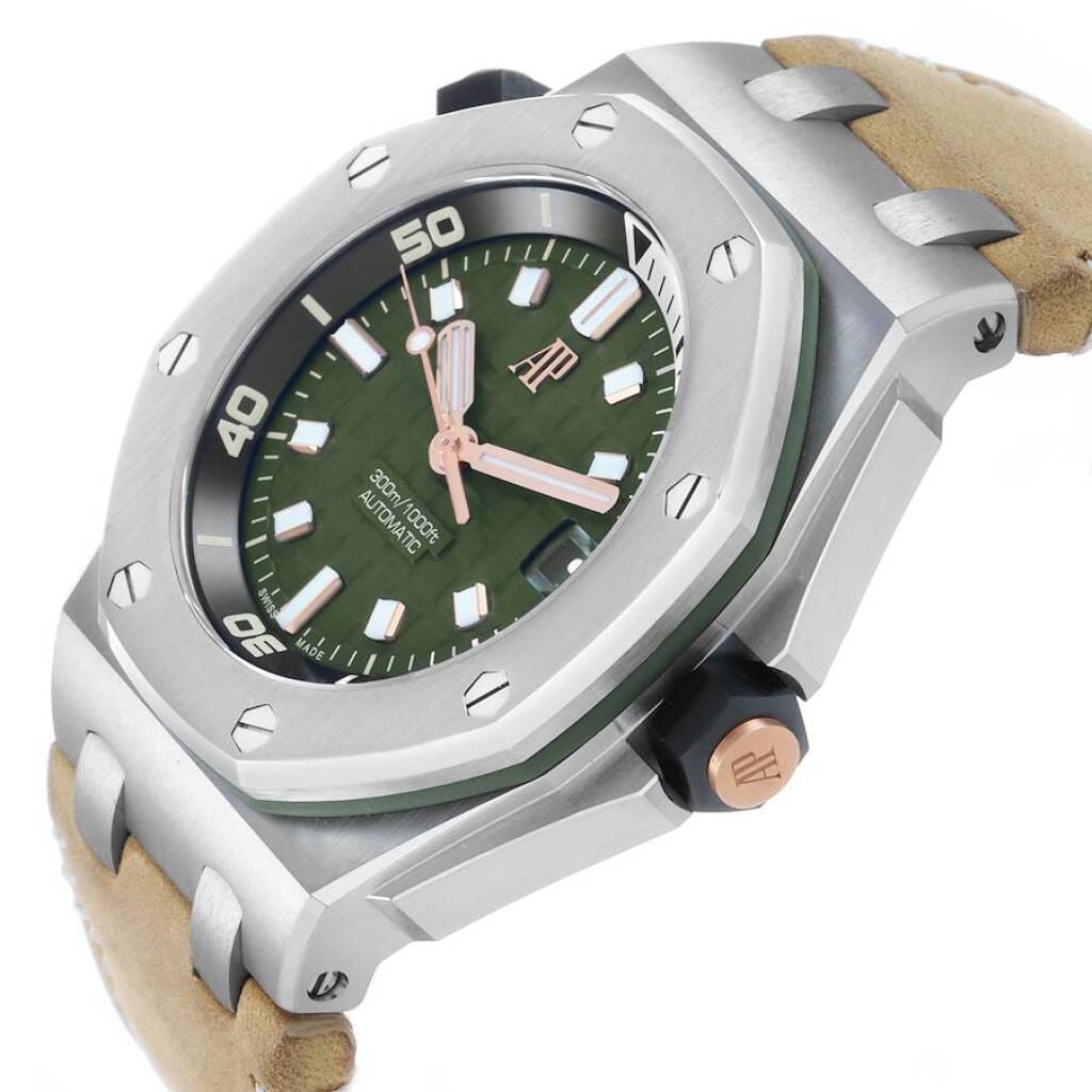 Royal Oak Offshore Diver (Reference 15720ST). A 42mm stainless steel automatic wristwatch with date.