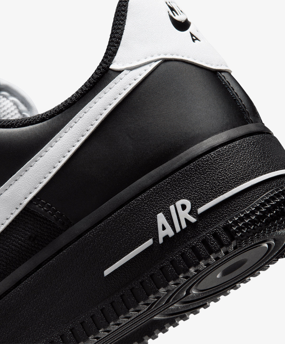 Nike | AIR FORCE 1 '07 SE { BLACK/WHITE - METALLIC SILVER