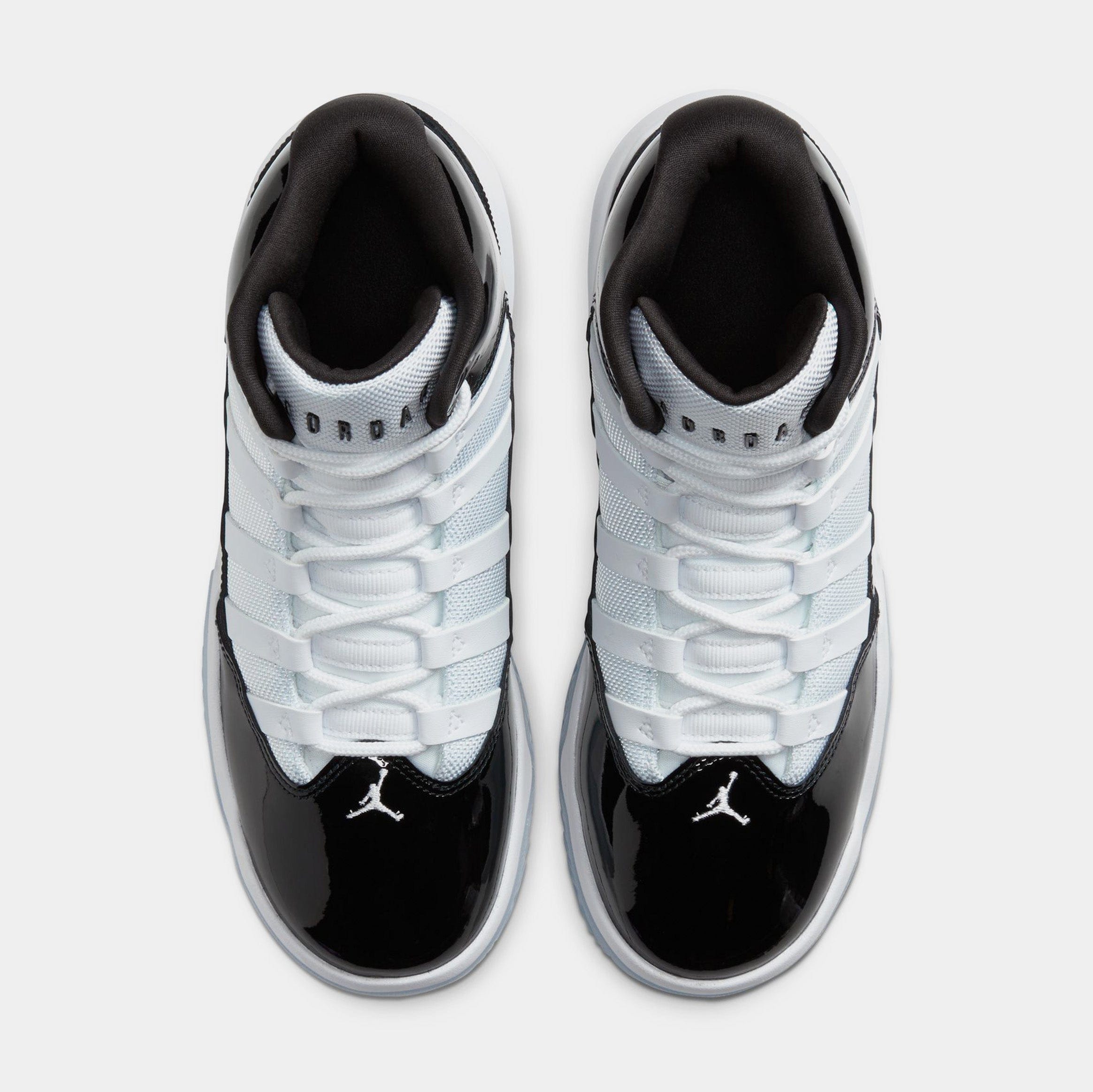 Air Jordan Max Aura Black White Grade School Lifestyle Shoes (Black/White)
