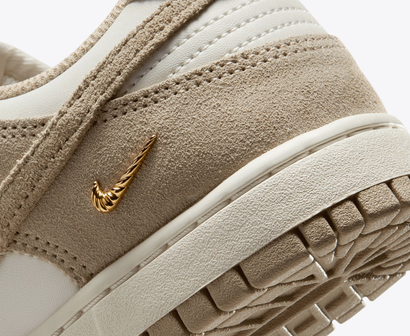 Nike DUNK LOW SAIL/LINEN - WHITE - METALLIC GOLD