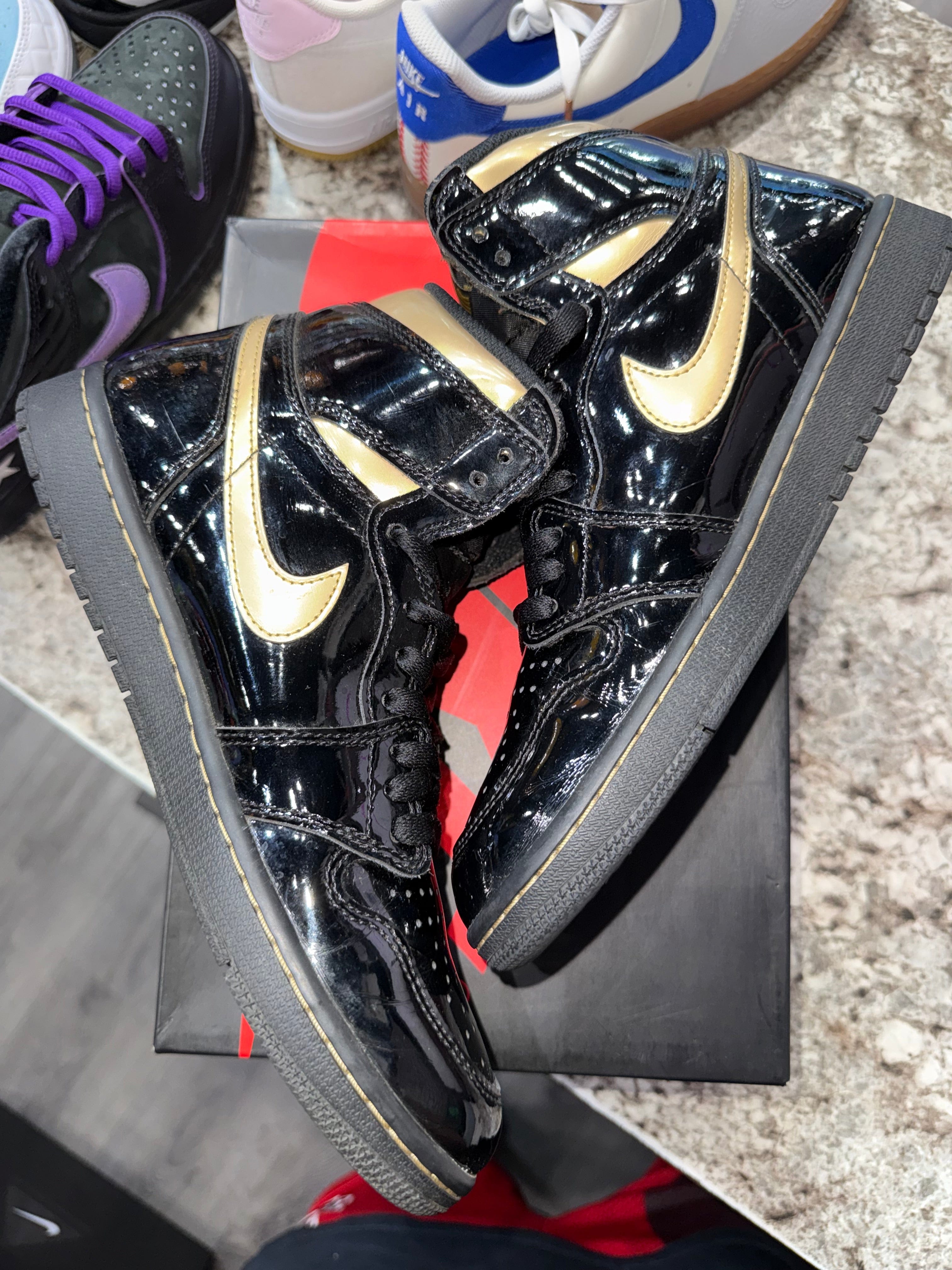 Air Jordan Jordan 1 Retro High Black Metallic Gold (2020)