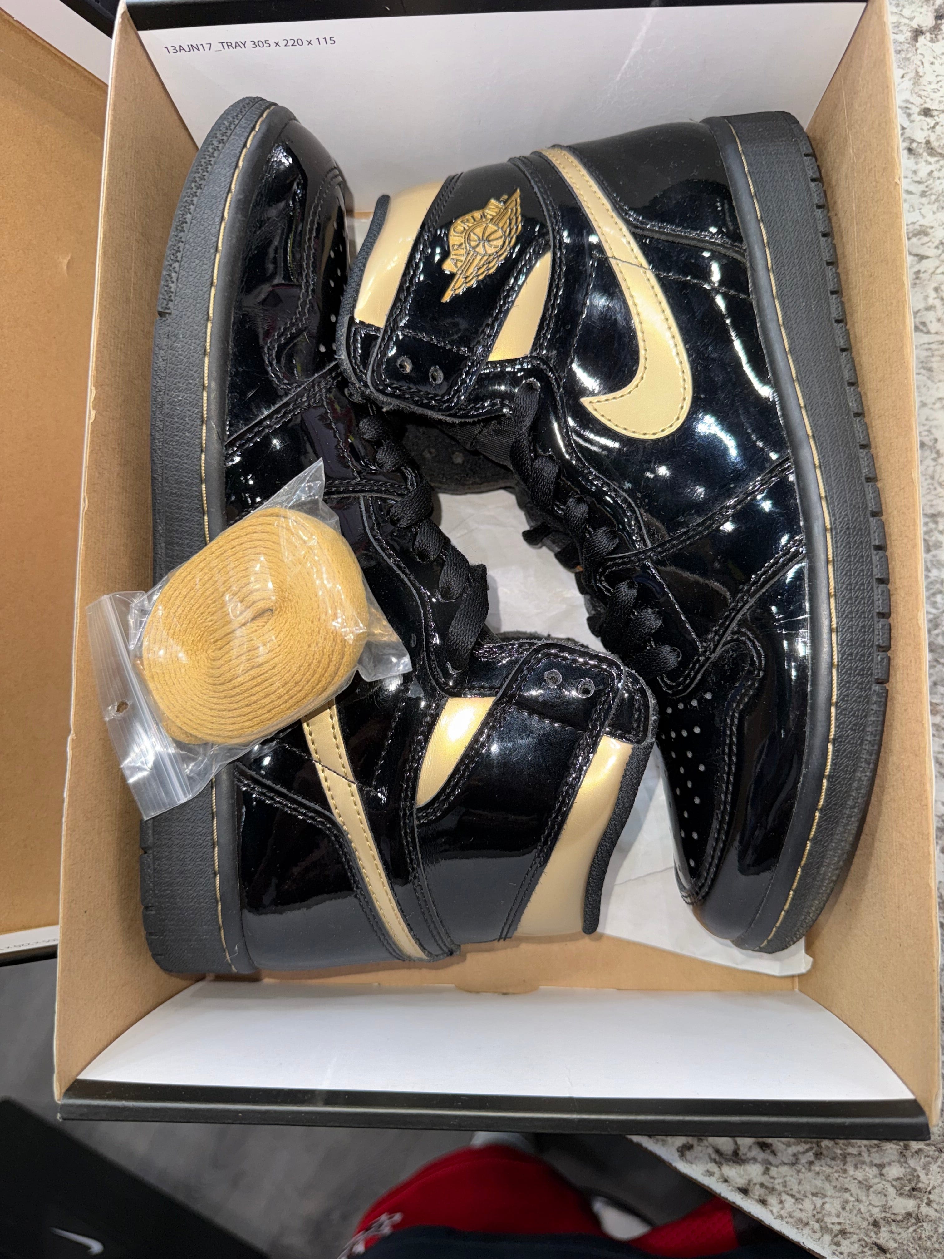 Air Jordan Jordan 1 Retro High Black Metallic Gold (2020)