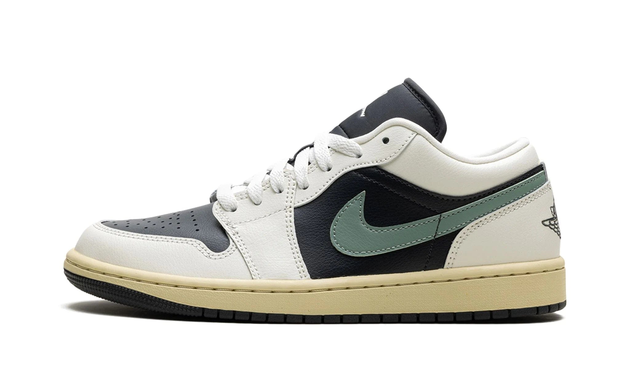 Air Jordan جوردان 1 لو جايد سموك (للسيدات) Jordan 1 Low Jade Smoke (Women's)