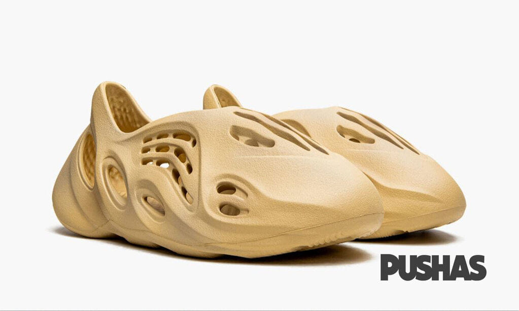 Yeezy Foam RNNR Desert Sand (2022)