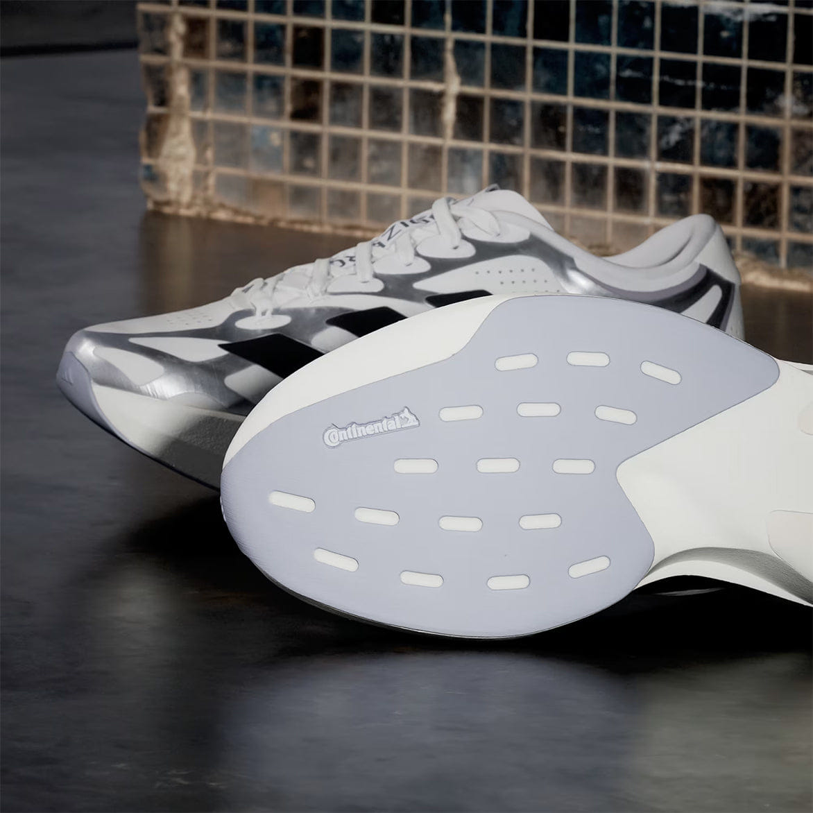 adidas WMNS ADIZERO EVO SL EXO - CLOUD WHITE / CORE BLACK / IRON METALLIC