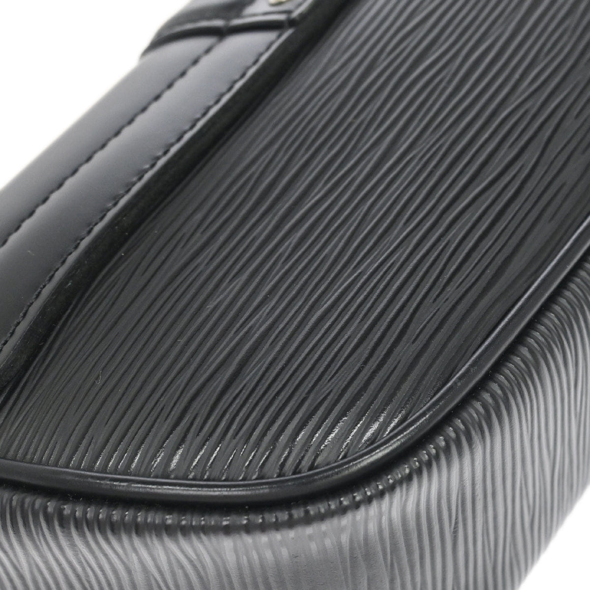 Louis Vuitton 2011 Black Epi Pochette Montaigne Handbag M59292