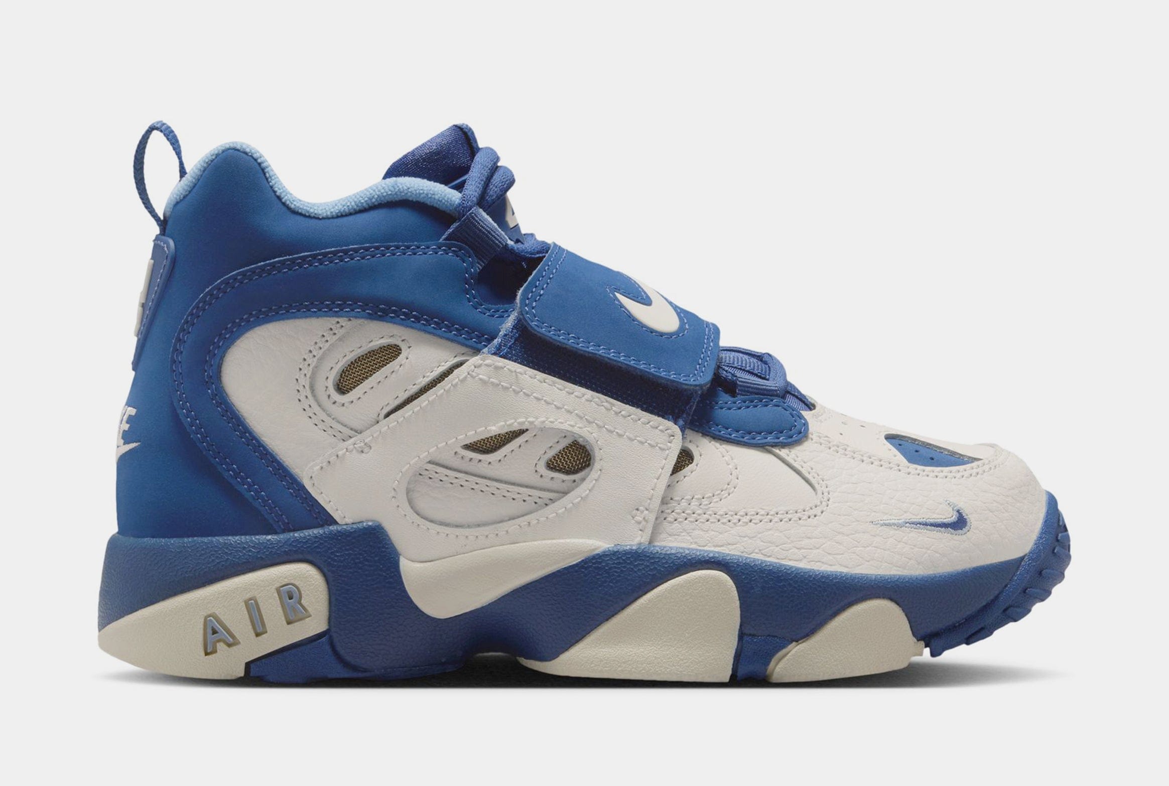 Nike Air Diamond Turf II Sail And Blue Grey Grade School Basketball Shoes (Sail/Mystic Navy/Blue Grey/Metallic Gold) Free Shipping