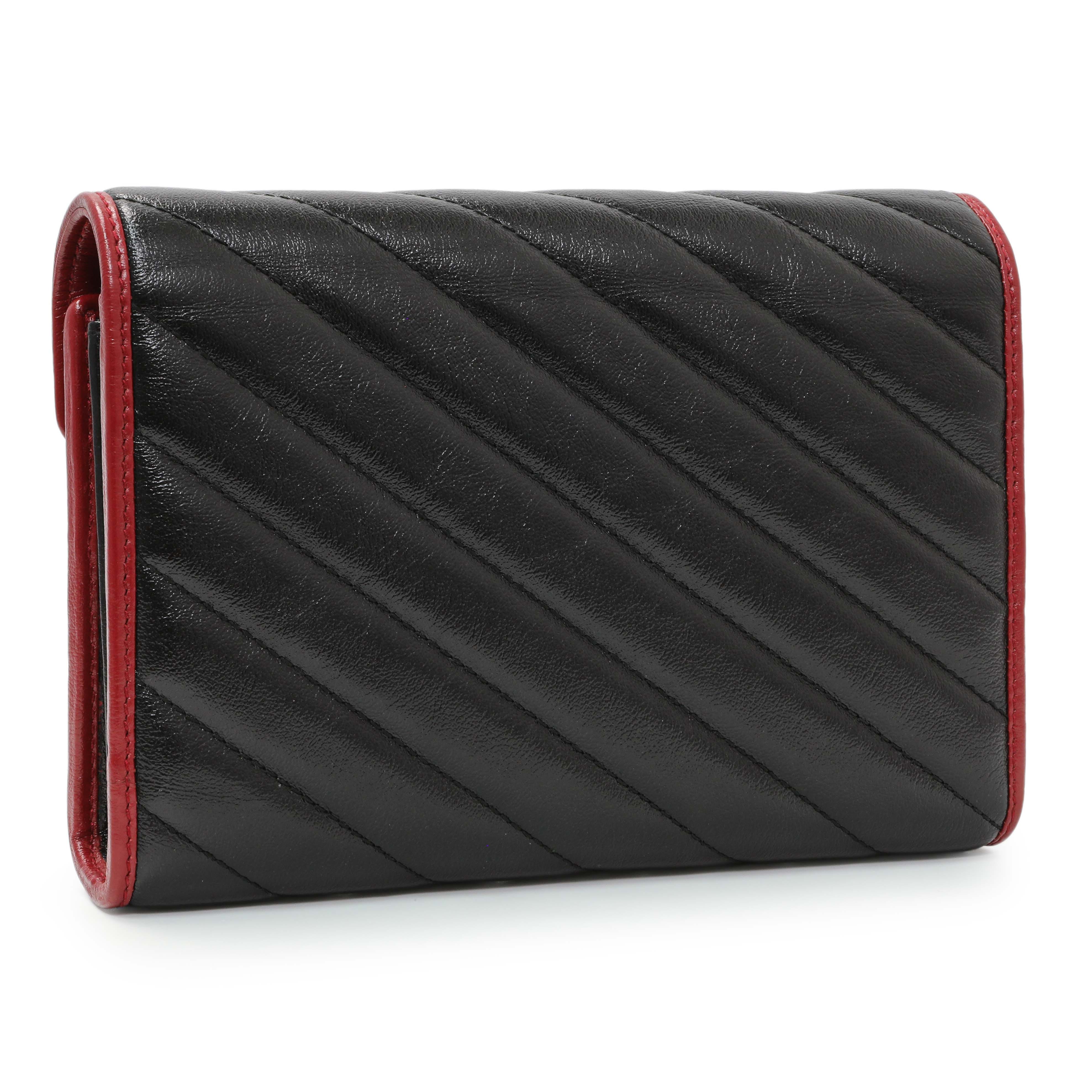 Gucci Black Red Vintage Effect Calfskin Matelasse Diagonal Torchon GG Marmont Chain Wallet