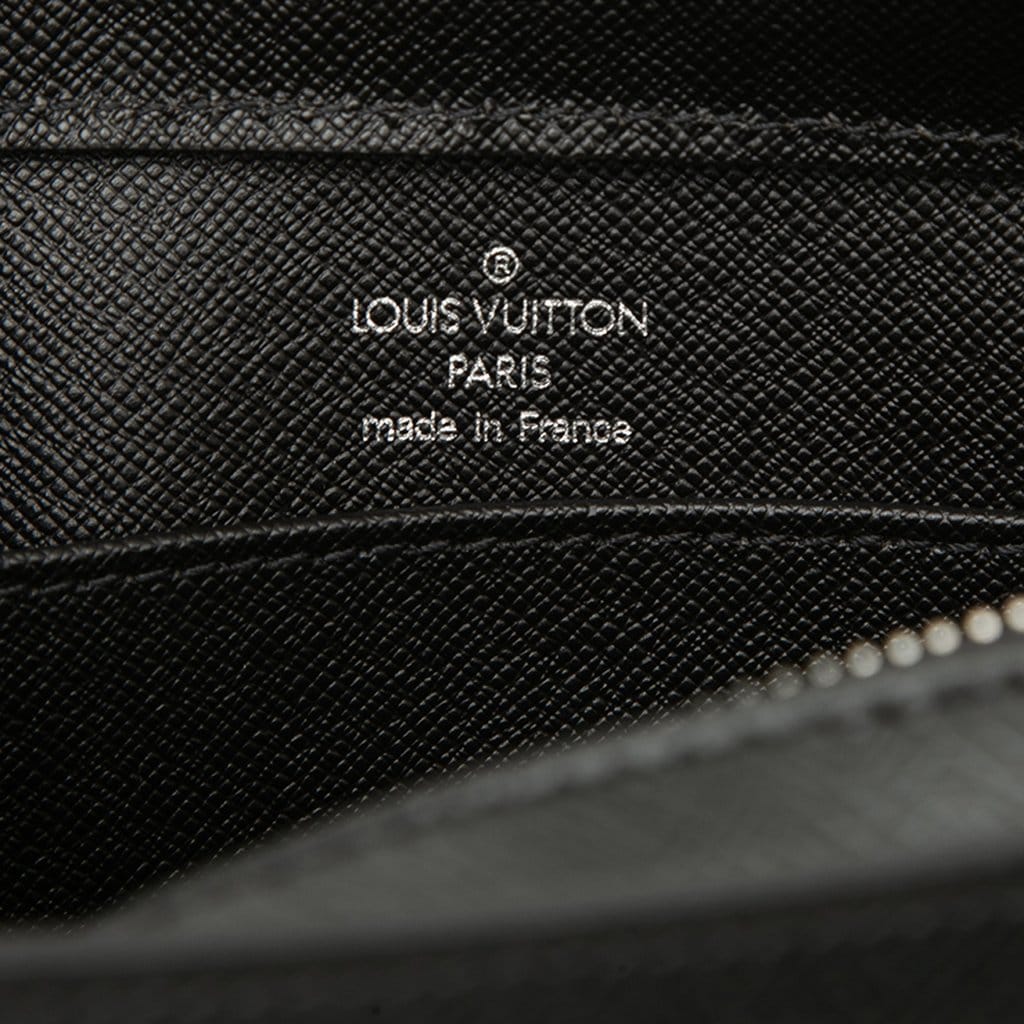 Louis Vuitton Taiga Pochette Baikal