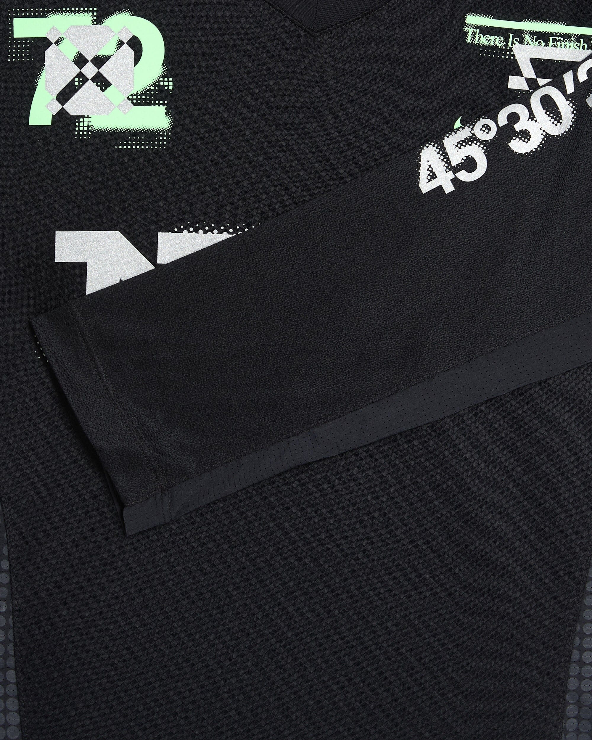 Nike Camiseta con gráfico Slim de manga larga Nike Swift Running para mujer