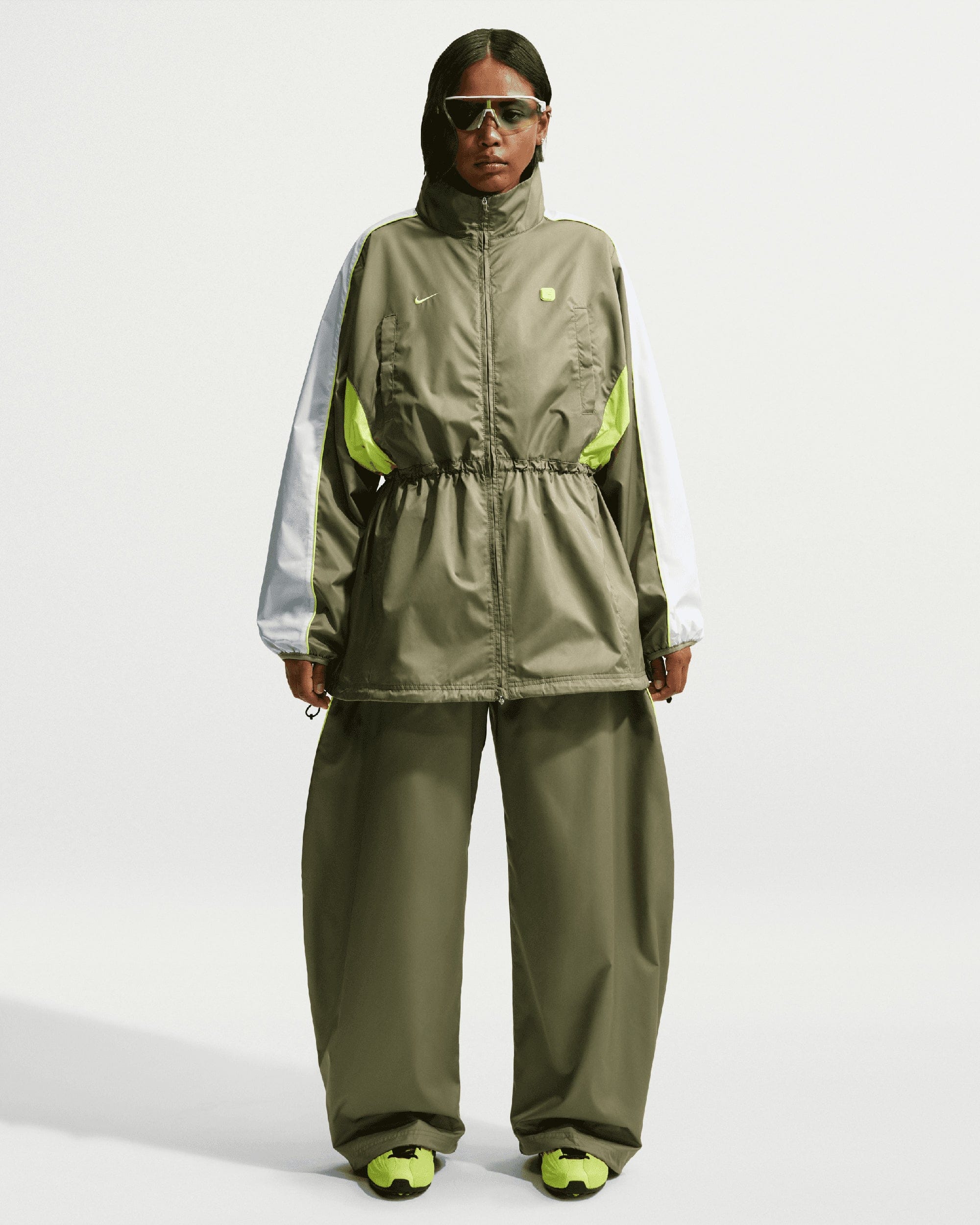 Nike Chaqueta ligera Relaxed Nike Shox Woven para mujer