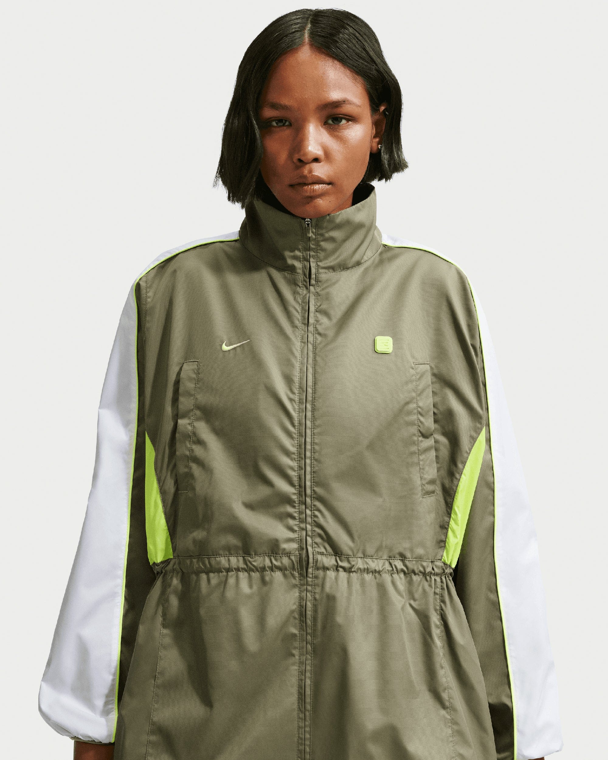 Nike Chaqueta ligera Relaxed Nike Shox Woven para mujer