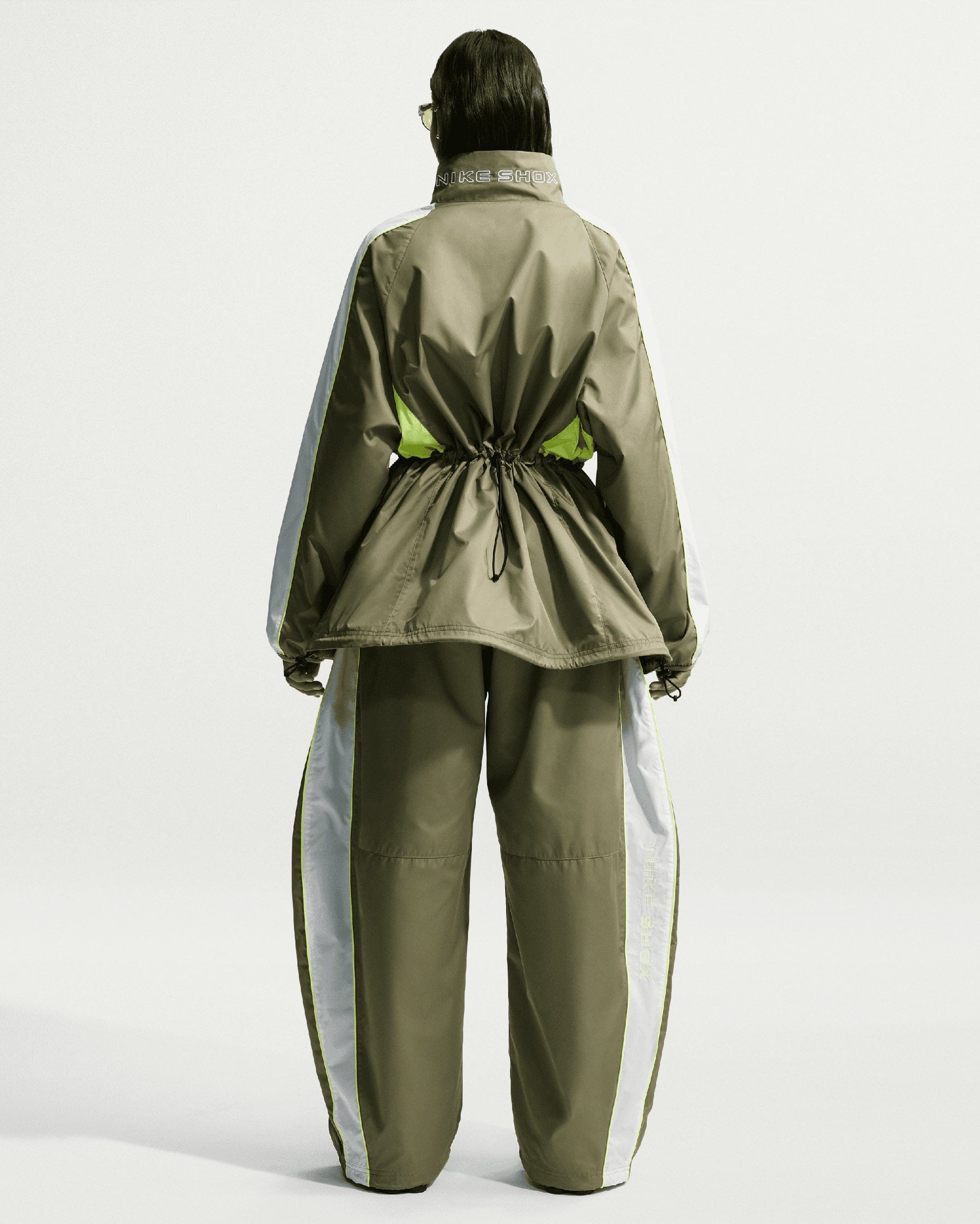 Nike Chaqueta ligera Relaxed Nike Shox Woven para mujer