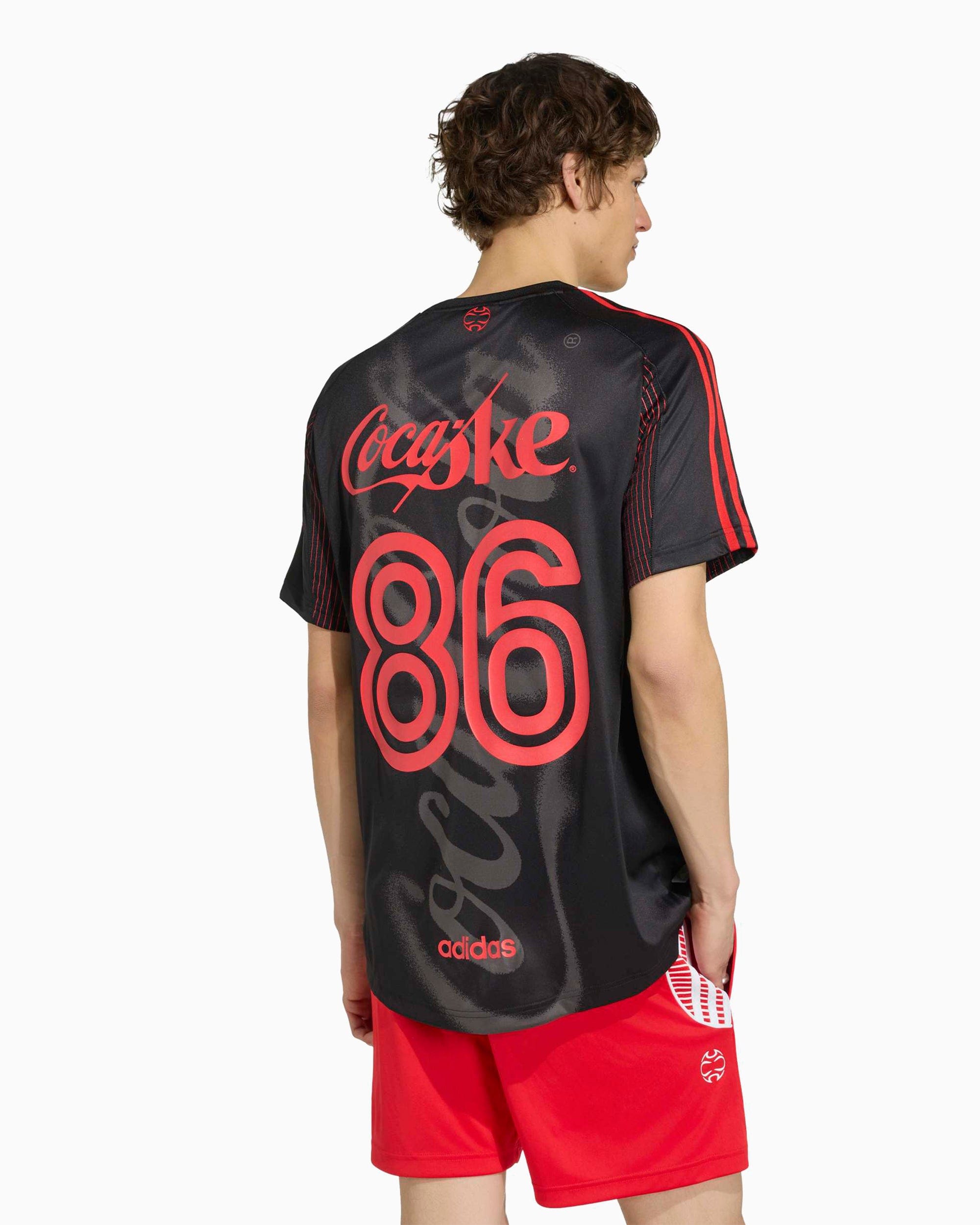 adidas Camiseta con logo adidas Originals x Coca - Cola Teamgeist para hombre