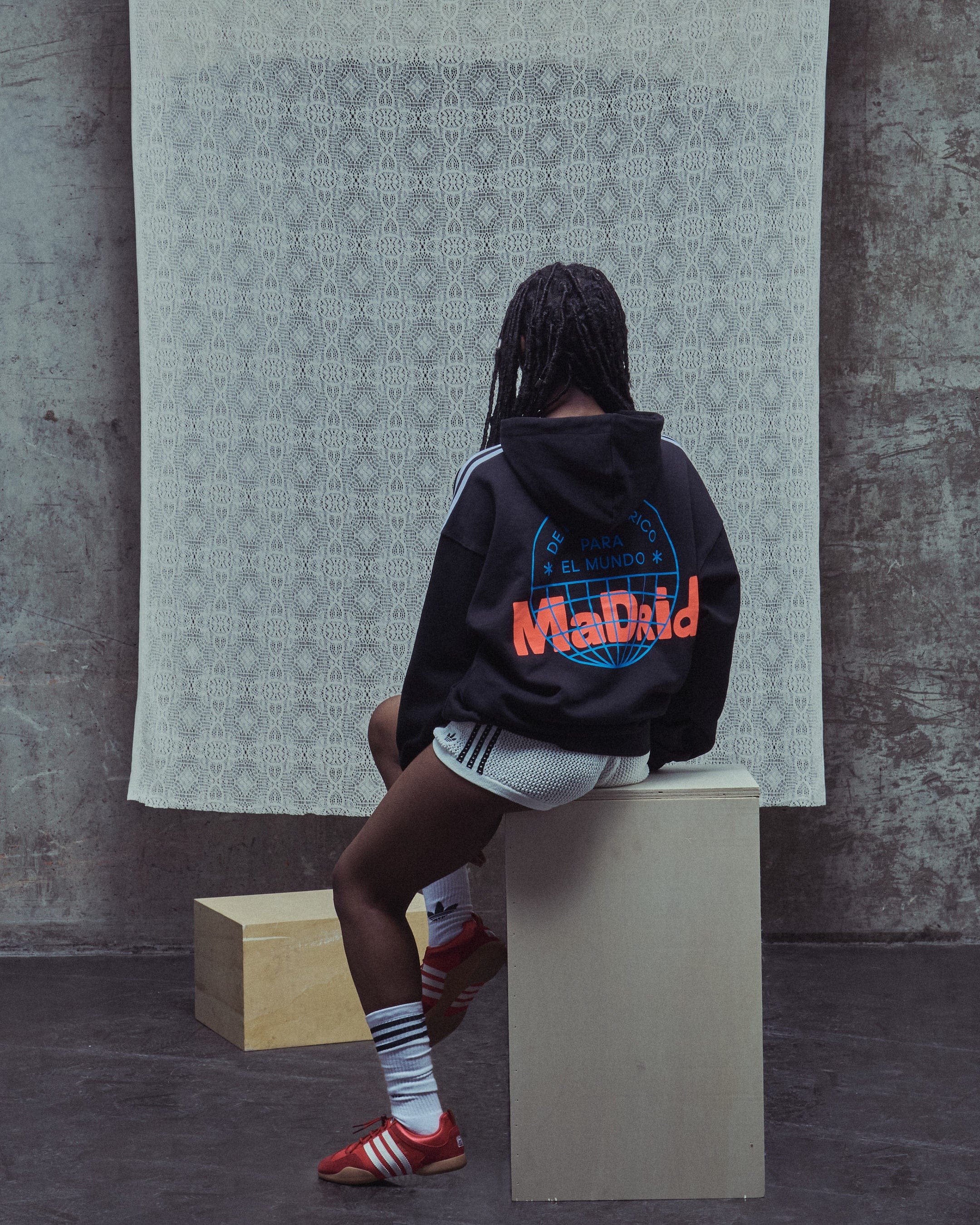 adidas Sudadera con capucha Relaxed adidas Originals x Bad Bunny DtMF Tour Merch Madrid para hombre